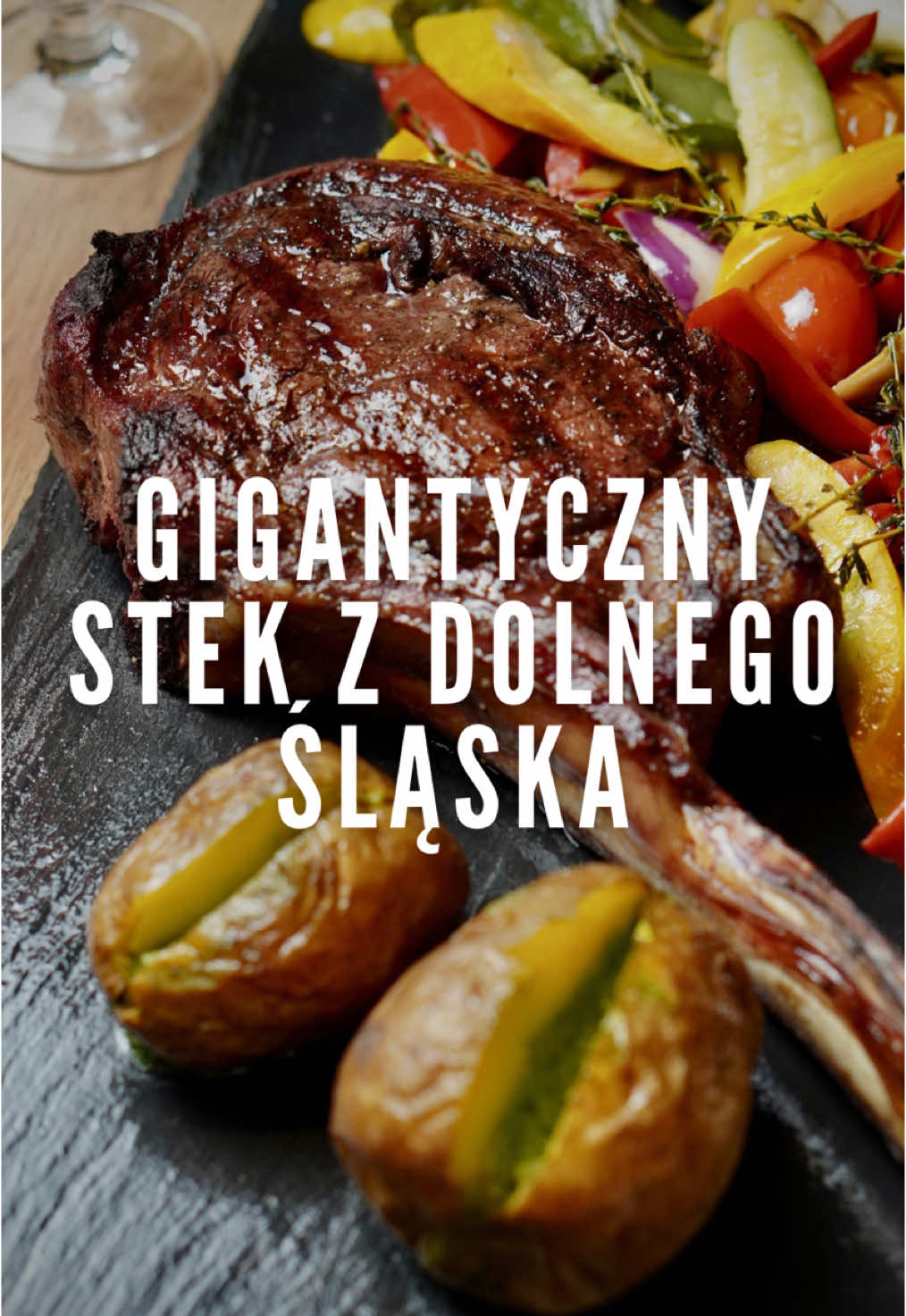 Prawdopodobnie największy kawał steka na Dolnym Śląsku 🥩 Znalazłem potężnego tomahawk’a grillowanego w wyjątkowym piecu green egg. Dziś zajechałem do Dzierżoniowa i pokażę Ci coś wyjątkowego w restauracji @RestauracjaMiodowaDzierzoniow 🍯 Mój kawał mięcha miał około półtora kilograma. Wybrałem tomahawk, czyli antrykot wołowy z kością żebrową sezonowany minimum 24 dni. Tutaj podają wołowinę rasy black angus. Stek grilluje się w bardzo drogim, ceramicznym grillu green egg, który nadaje mięsu niespotykany aromat i smak. Lokal znajdziecie przy ulicy Cichej 4. Co sądzisz o takim gigancie? Daj mi koniecznie znać 😎 • miodowa dzierżoniów dolny śląsk stek mięso wołowina black angus tomahawk restauracja bistro jedzenie pyszne polecajka podróże ze smakiem •  #miodowa #dzierżoniów #stek #wołowina #mięso 