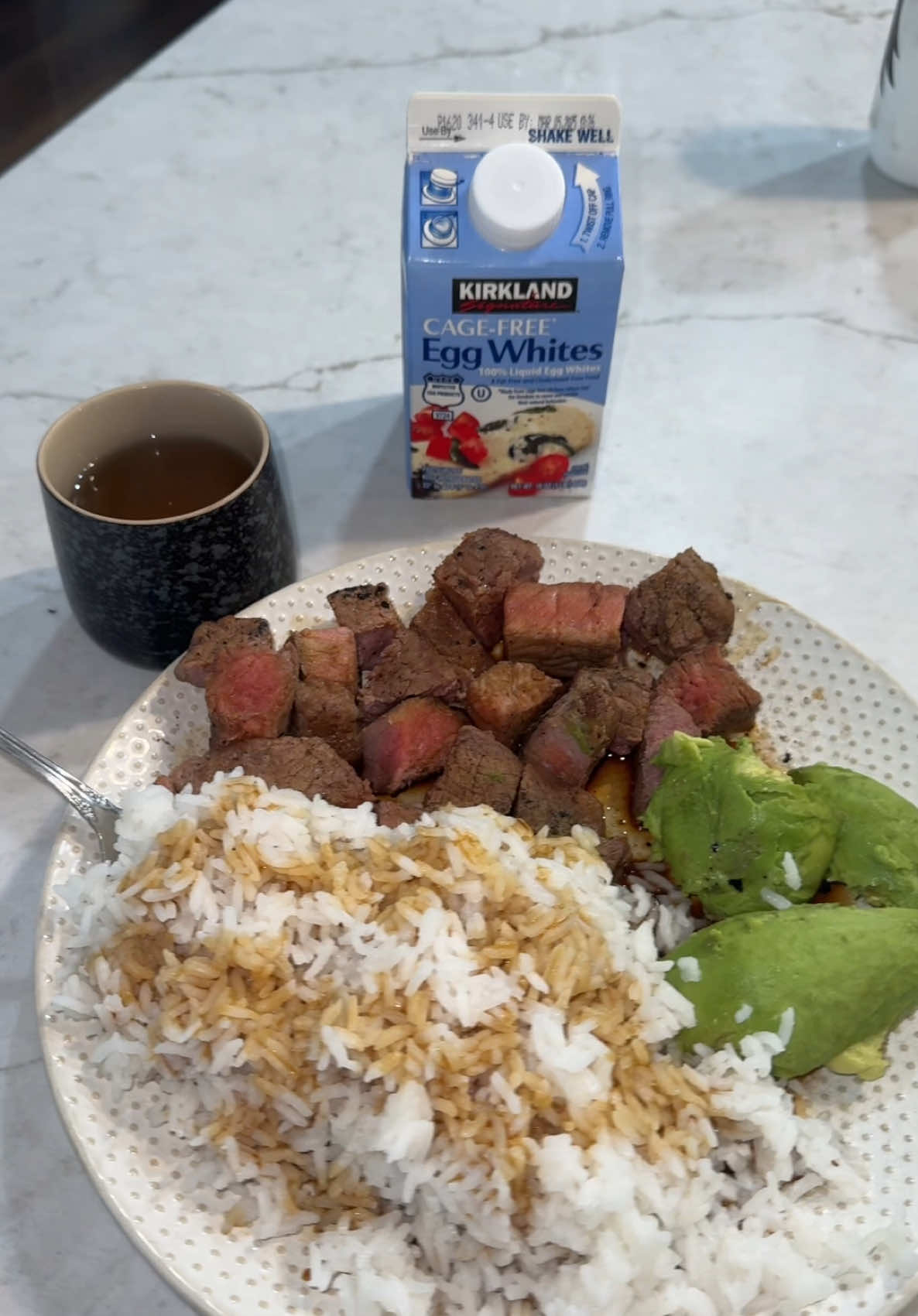 White tea, egg whites, steak, avocado, rice, blackberries and blueberries, with cinnamon and honey 