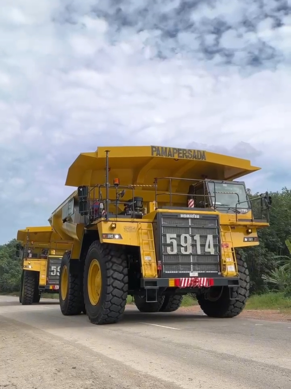 Misi si ganteng mau lewat. . Walapun diposisi benar tetap harus mengalah 🤪 Daripada kepental nanti soalnya menuhi jalan 🤭🤏 #pama #pamapersadanusantara #dumptruck #pamakpcs #tambangbatubara 