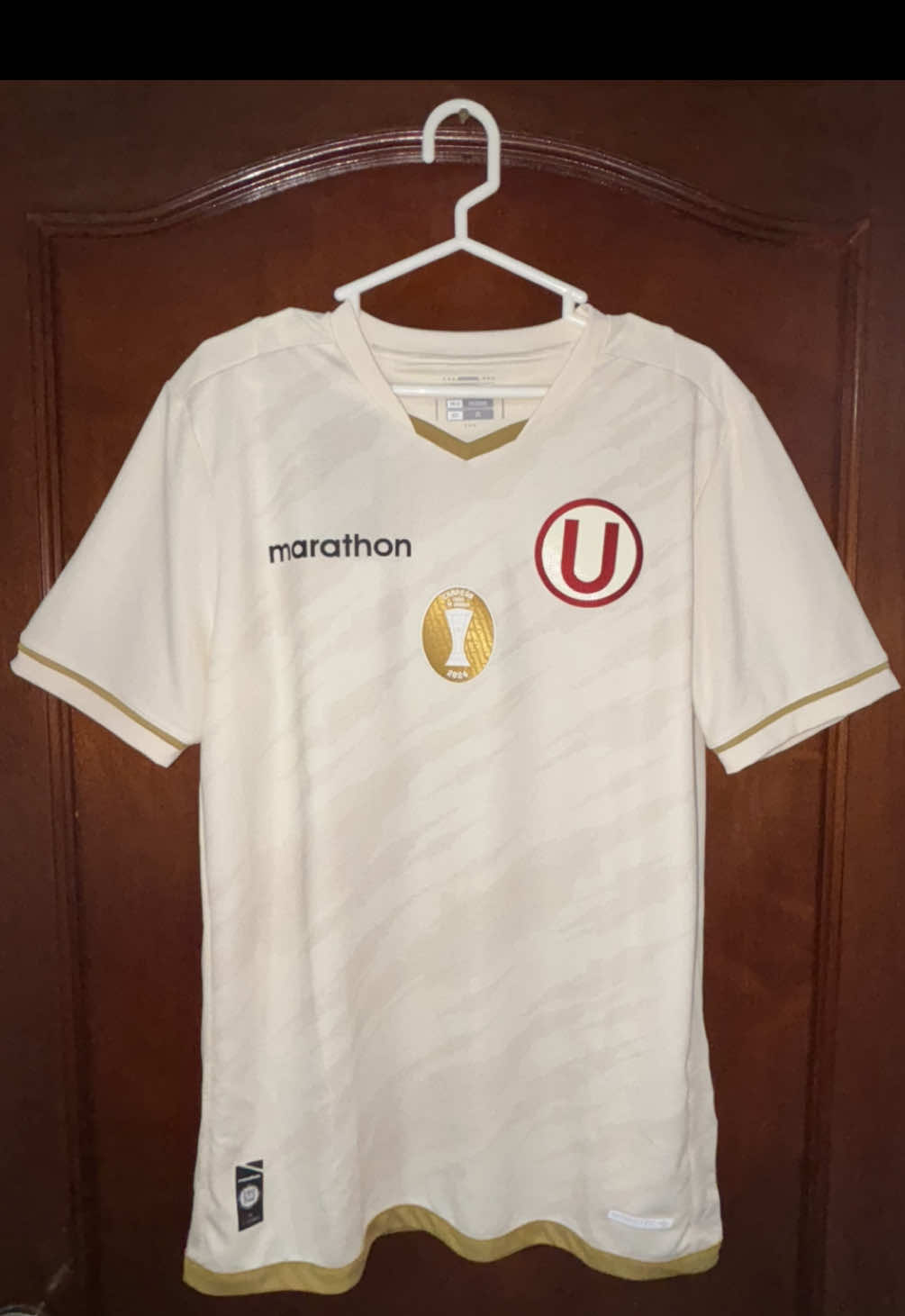 Aquí está la camiseta 2025 versión JUGADOR de Universitario gracias a @Marathon Perú. 👏 Dejo algunos detalles y también diferencias con la versión estadio. #universitario #universitariodedeportes #ydaleu #perú #fyp #fútbol #bicampeon #los100delúnicogrande #paratí 