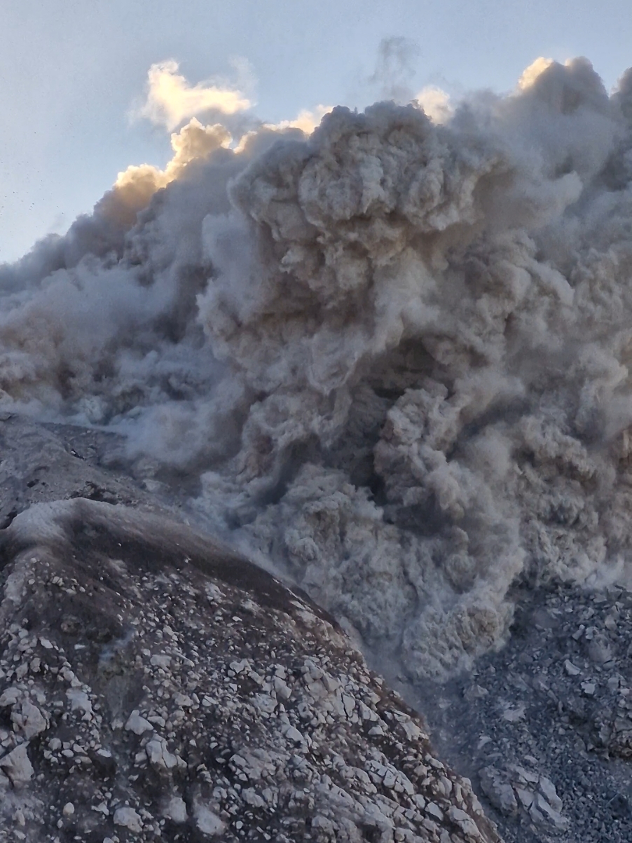 algo único en Guatemala  #volcansantiaguito #montañismoguatemala #volcano #guatemala #fyp #travel #artistaviajero #volcanoeruption 