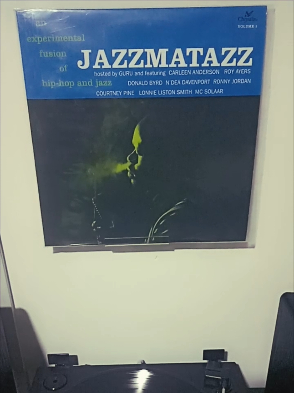 #Jazzmatazz es uno de los primeros álbumes en fusionar #HipHop y #Jazz. La producción a cargo de #Guru es considerada la piedra angular del subgénero #Jazzyrap, en el que reúne a iconos de la talla de #RoyAyers o #DonaldByrd.  #Jazzmatazz #albumoftheday #vinylrecords #álbumdeldía 