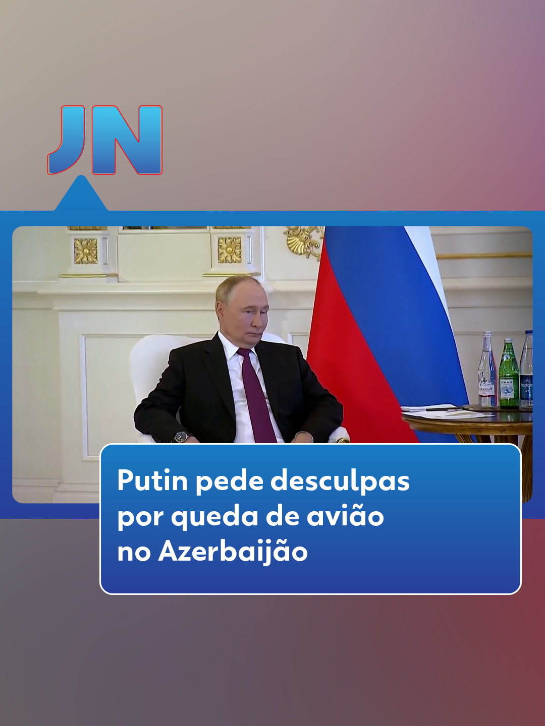 Gesto raro - O presidente da Rússia pediu desculpas neste sábado (28) pela queda do avião da Embraer no Cazaquistão, em que 38 pessoas morreram. Vladimir Putin telefonou para o presidente do Azerbaijão, Ilham Aliyev, e pediu desculpas pelo que chamou de trágico incidente no espaço aéreo russo. Putin não chegou a assumir a responsabilidade, mas, segundo o Kremlin, disse que naquele momento, três cidades russas estavam sob ataque de drones ucranianos, e que os sistemas de defesa agiram para repelir esses ataques. Um dos alvos dos drones seria Grozny, que era o destino do avião de passageiros da Azerbaijan Airlines, no dia 25, dia de Natal. O avião da Embraer tinha decolado de Baku, capital do Azerbaijão, desviou do sul da Rússia, e caiu em uma bola de fogo ao tentar pousar em Aktau, no Cazaquistão. Das 67 pessoas a bordo, 38 morreram e 29 sobreviveram. Saiba mais no #g1 #Rússia #VladimirPutin #Embraer #Cazaquistão #JN #tiktoknoticias