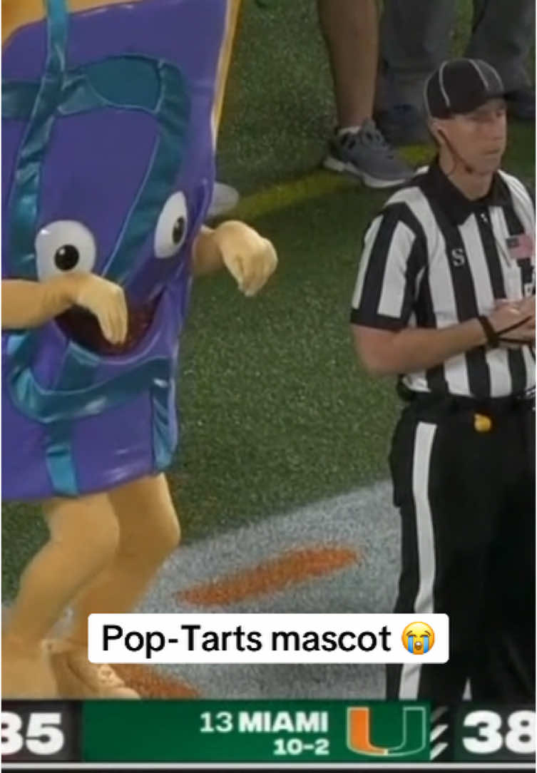 Wild Berry messing with the ref 💀 #cfb #football #poptarts #miami #iowastate 