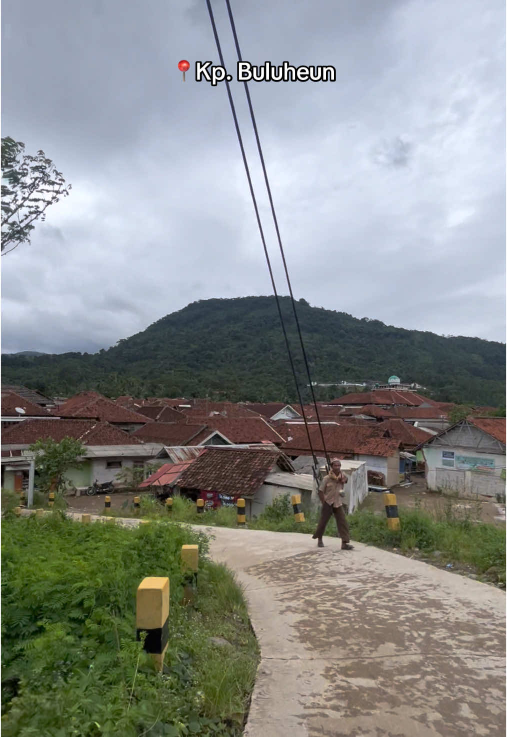 📍Kp. Buluheun - jembatan banjar irigasi (lebak gedong) kenapa mimin tau jembatan ini dulu pernah nyasar dari cipanas naik terus ke cibarani niatnya mau ke curug eh kesorean dan kejebak hujan , istiraha dlu d rumah warga waktu itu berhubung udah sore maksain pulang hujan2 an ... dan dari cibarani nyusurin jalan rusak dan sampe lah nglewatin jembatan ini, lupa dlu itu tahun 2020 kayaknya,,,,, 😅 (sekedar curhat aja) waktu itu sempet was2 karena udah mau malam dan masih d gunung d kelilingi hutan 😅 #buluheun #lebakgedong #banjaririgasi #cibarani #cipanas #lebakmasakini #lebak #banten #jembatan #fyp #fypシ #viral #alampedesaan #desa #healing #jalanjalan