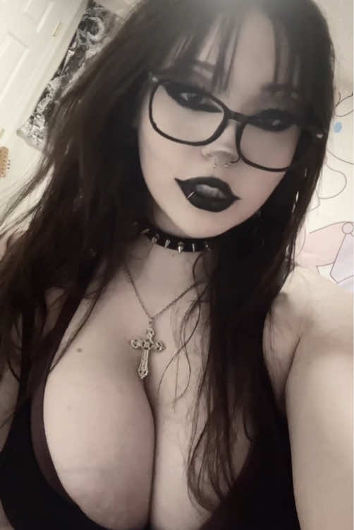 chat I don’t know if the makeup ate or not #meow#goth#spikez#gothic#alternative#altgirl#choker#gothgirl#fypシ#foryoupage#foryou#fyp#fyppppppppppppppppppppppp