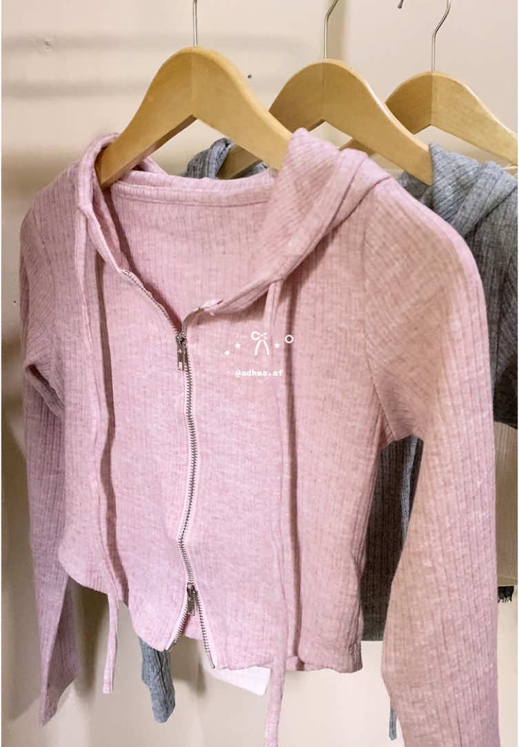 Membalas @a  #hoodie #doublezipper #koreanoutfit #koreanstyle #hoodiewanita #atasanwanita #knitwear #croptop #longsleeve #vneck #outerwanita #cardigan #4u #zippercrop #yearendsale 