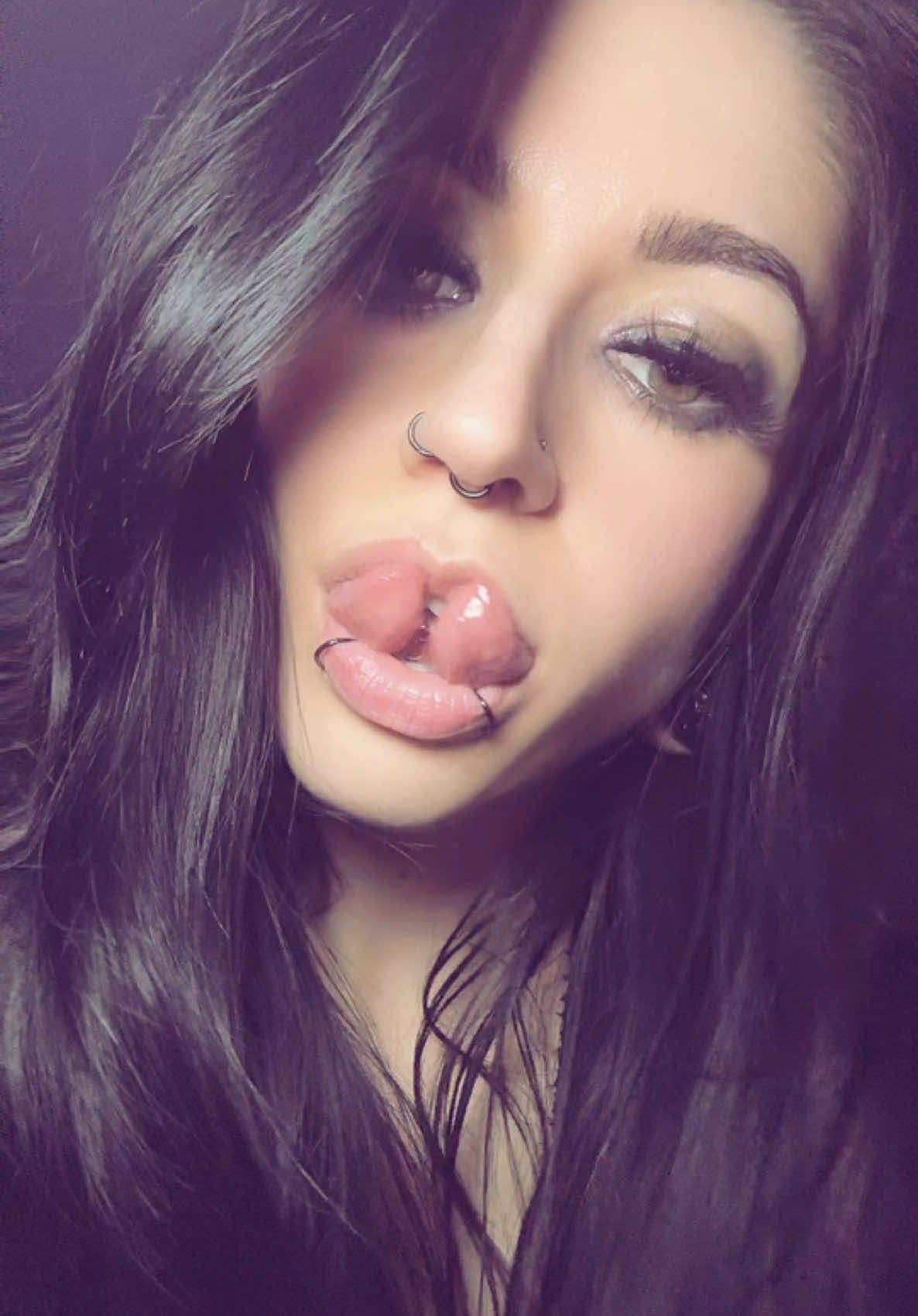 Mein Schlafrhythmus ist eine 10/10 😴😅 #piercedgirl #splittonguetricks #tonguesplit #altgirl #bodymod #bodymodifications #stretchedears #splittonguehealing #fy #fyp #viral #goth #gothgirl #scenegirl #emogirlsoftiktok #trending #zungenpiercing 