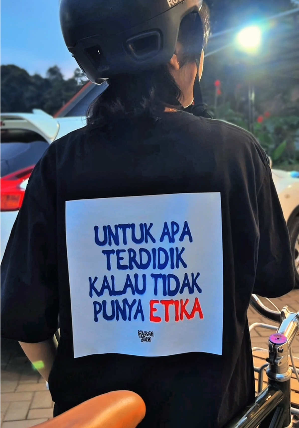 Jaga etika der | Cekout kaos nya di keranjang belanja yang tersedia di profil kami bray 👋🏻 #etika #yearandsale #fyp 