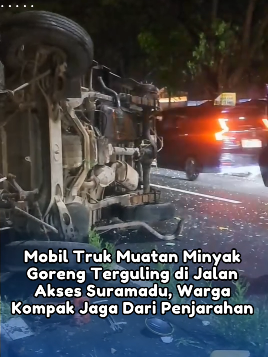 TIDAK ADA PENJARAHAN 📢📢📢📢 Mobil box muatan minyak goreng mengalami kecelakaan di jalan akses Suramadu arah menuju Madura, tepatnya di jalan Morkepek Kecamatan Labang, Kabupaten Bangkalan, Jawa Timur. Dalam video yang beredar, tidak ada aksi penjarahan seperti di daerah lain pada umumnya, melainkan warga kompak jaga muatan minyak goreng tersebut dari penjarahan  Peristiwa yang terjadi pada pukul 20.40 WIB, Sabtu (28/12/2024) tersebut juga sempat membuat kemacetan serta menghebohkan warga sekitar dan pengendara lainnya  Bahkan akibat kecelakaan tunggal tersebut, muatan minyak goreng yang diangkut truk bernomor polisi L 8980 NC berhamburan di jalanan. ----- Hati hati di jalan, periksa kendaraan sebelum berangkat, berdoalah sebelum berangkat, fokus dan jangan ngebut, jika mengantuk berhentilah 🫰