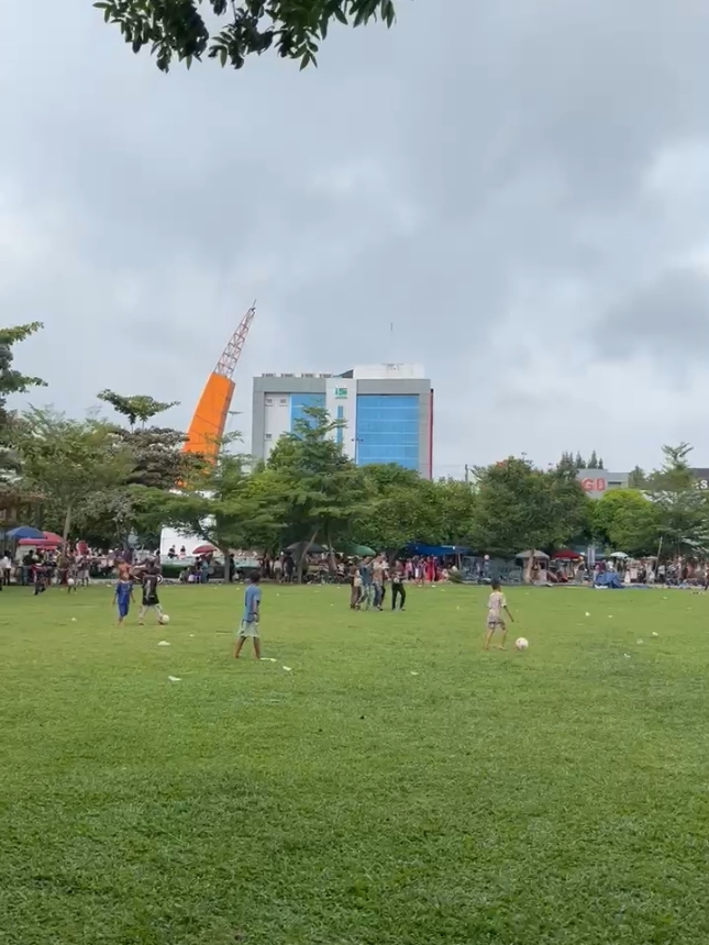 Suasana pagi hari di alun alun kota Baturaja. #sorotantiktok #kotabaturaja #alunalunbaturaja #semuaorang #baturajatiktok #ogankomeringulu #fypシ゚viral 