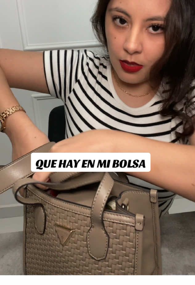 Que hay en mi bolsa? Aqui les dejo un ejemplo, podria hacer mil videos de esto, me fascina todo lo mini diganme que me hace falta #bolso #guess  #whatsinmybag #paratii #fy #quehayenmibolso #bolsa #fyp #whatsinmybag #lippies #lipliner #poptarts #lagirlcosmetics #emergency #bernicesgrwms #berniceemichellee #creatorsearchinsights