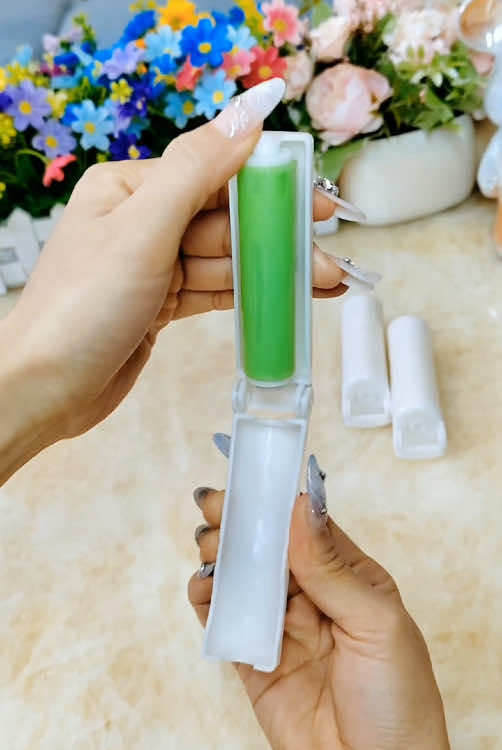 Mini foldable and washable hair gluer, easy to carry around! It can be used repeatedly after being washed with water. After washing, it has a very strong stickiness, which is easy to use and convenient #StickyHairDevice #EasyToCarry