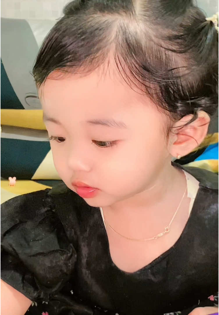 Setiap viti pasti ada yang tanya minyak rambut berlian itu apa? Jadi udah aku spill ya minyak rambut yang d pake berlian setiap harinya🫶🏻 #masyaallahtabarakkallah #berlianafaezya #babygirl #bayilucu #bayigemestiktok #minyakrambut #minyakrambutanak #minyakkemiri #fyfyfyfyfyfyfyfyfyfyfyfyfyfyfyfyfyfy #fyp 