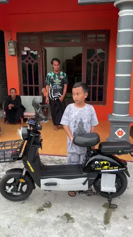 Alhamdulillah laku sepeda listrik konsumen Ds. Bayemgede Bojonegoro 😊🔋 Lokasi di Toko