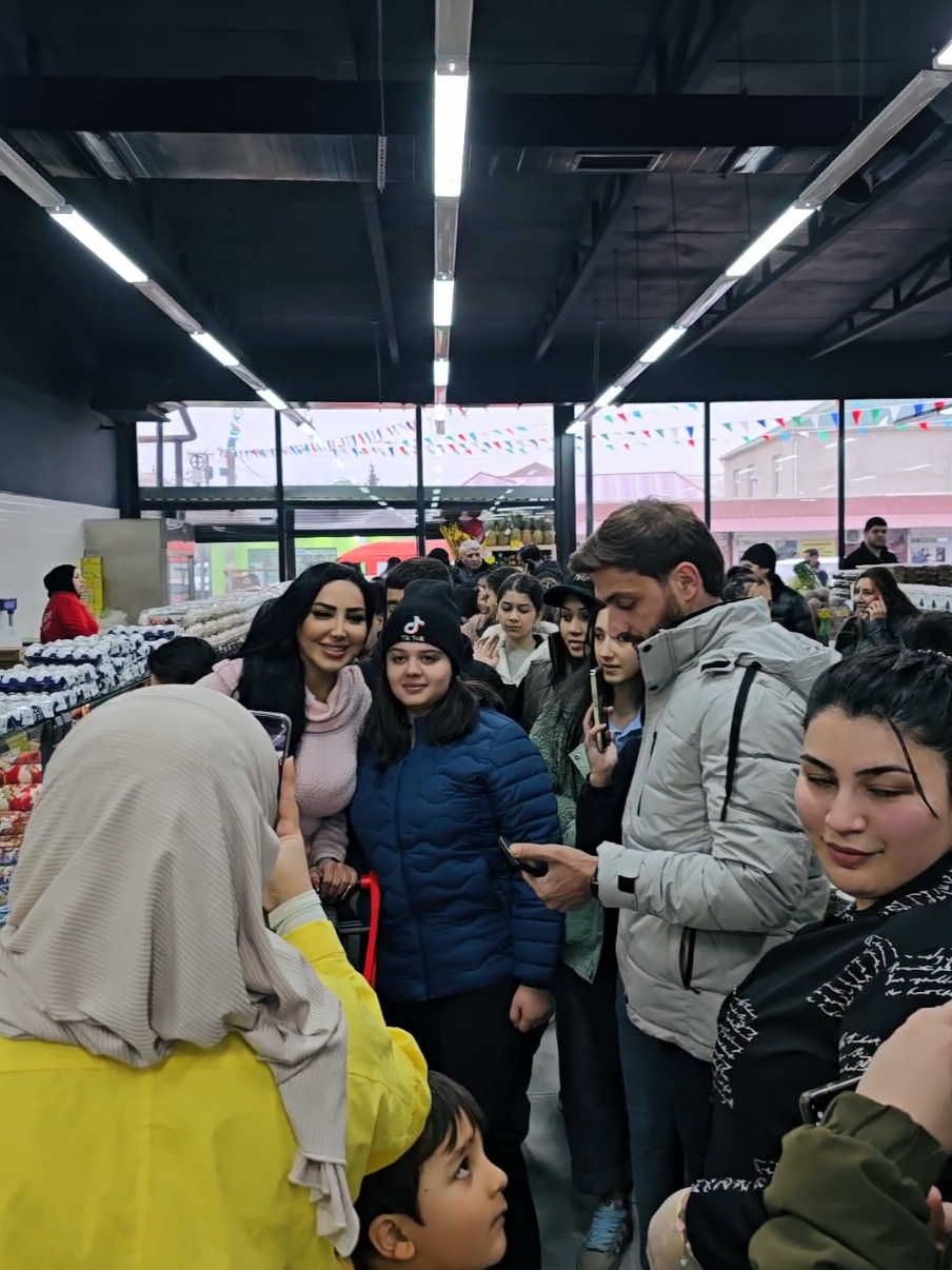 fanatlar sevgisindən doymadim Xəzər marketin acilişinda meni bazarliğ etmeye qonaq etdilər cox sagolun tşk edirem 🤗🫠😍