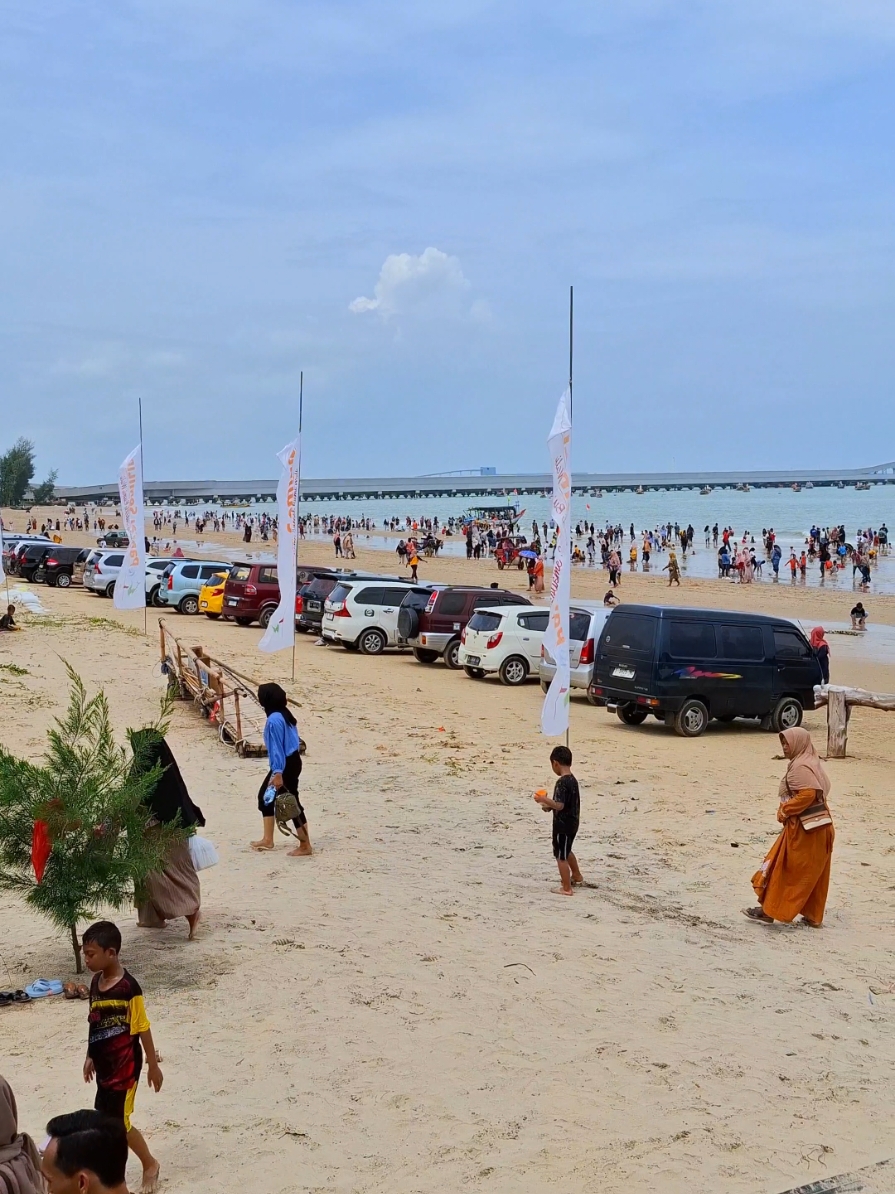 Pantai Semilir #pantaisemilir #pantaisemilirsocorejo #pariwisatatuban #ayoningtuban #pantaisemilirtuban pantai terbaik tuban #pantaituban #tubanhits #wisatajatim pantai terbaik jatim #fyp #senja #sunset 