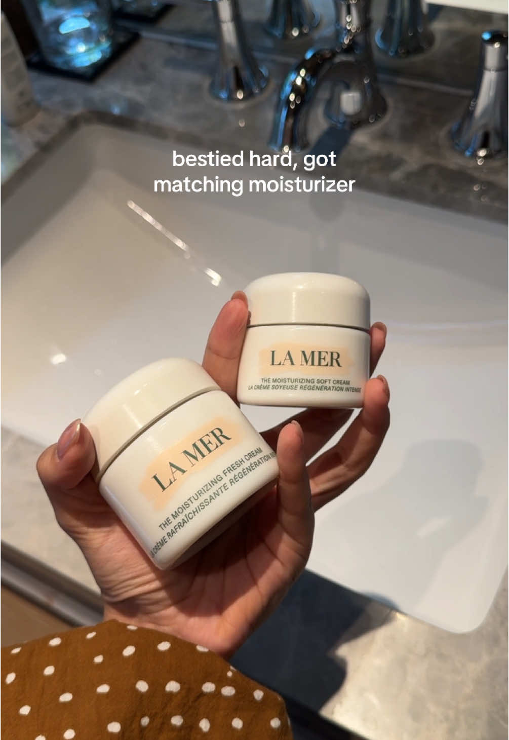 After years of using la mer moisturizers, the haters or the mendang mendings will say “ini sama aja sm niv**” but trust meeeee, efek jangka panjangnya bener bener beda dan belum ada yg ngalahin when it comes to moisturizing. #lamer #moisturizer #cremedelamer #luxuryskincare 