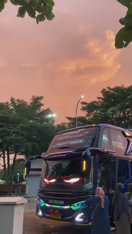 Jagat With Senja🌇🙂‍↕️ #srikanditigatransnusaa #tigasrikandi #3sgank #cinematicbus #supportboss #jagatnata003 #crewsugardaddy #busmania #JelajahLiburan #busmaniacommunity #busindonesia #PapihStyle #4u #4u #fyp #foryoupage #masukberanda #xyzbca 