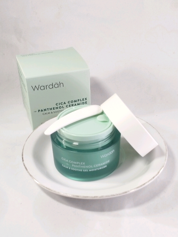 kulit kalo udah kerasa hinyai bgt tapi tetep kudu pake moist udah paling pas pake yg teksturnya gel kayak mois cica complexnya @wardahofficial ini nih #wardah #moisturizerwardah #moisturizercicacomplex #oilyskin #rekomendasimoisturizer #dellacunin #fypシ゚viral #foryourpage