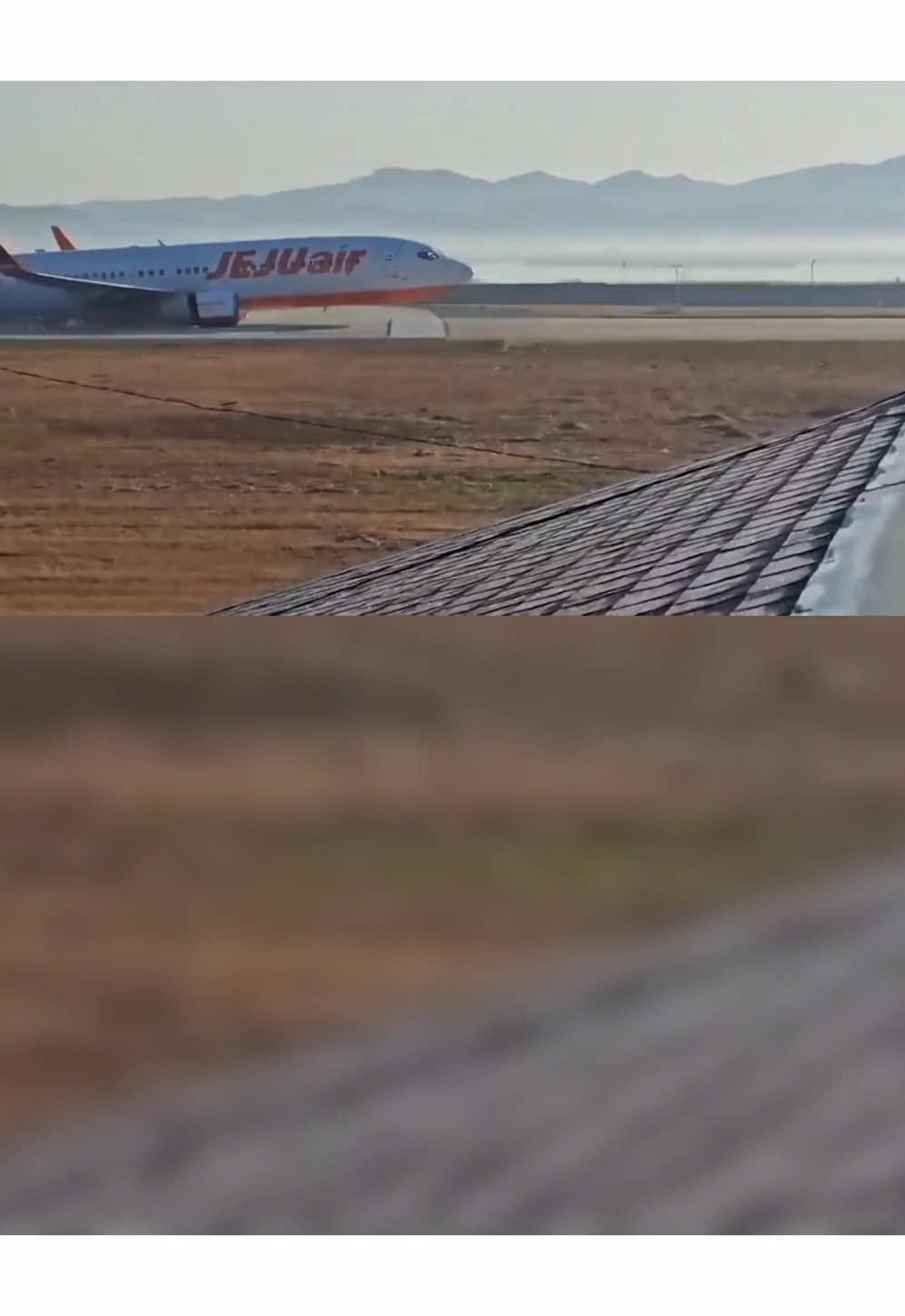 Video shows crash of Jeju Air Flight 2216 in South Korea. 181 people on board. The plane’s landing gear failed to drop, so there were no brakes to slow the plane to a stop, so it just collided into the wall at close to full speed.😢😔 #Jeju #jejuairflight  #muaninternationalairport #southkorea #aviation #airplanecrash *VIEWER DISCRETION IS ADVISED 