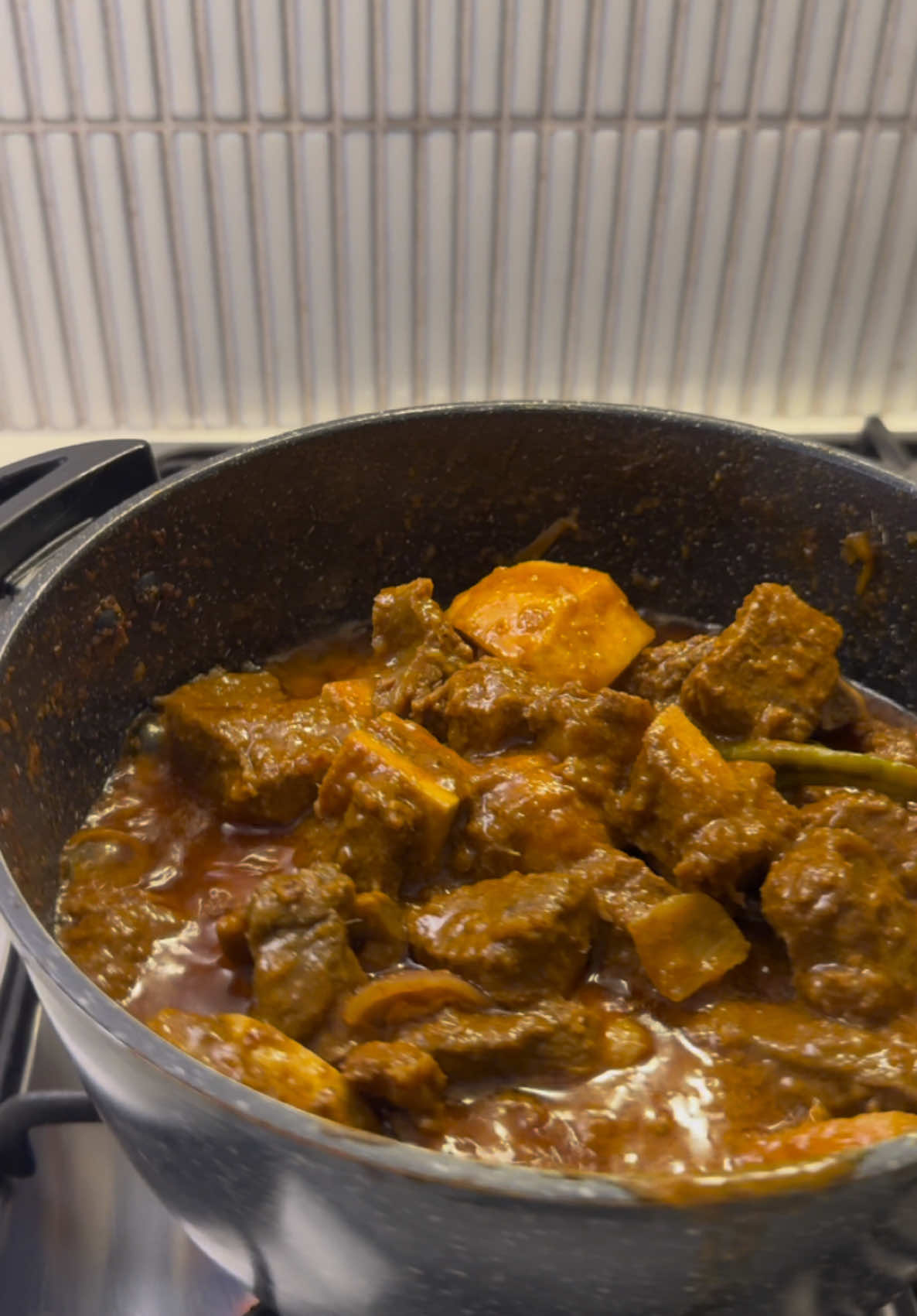 Deshi jhaal bideshe : episode 35. Winter edition. Shatkora gosht with chitoi pitha. This classic Bangladeshi dish from Sylhet, often known as shatkora beef/ hatkora dia gorur gosh where the beef is slow-cooked with aromatic spices and tangy Shatkora (citrus rind). The Shatkora adds a unique bitter-tangy flavor, perfectly balancing the rich, spiced gravy. Best served with rice, roti or plain soi pitha/chitoi pitha during winter. It's a beloved representation of Sylheti cuisine. A must try! Full recipe of this dish as well as chitoi pitha is now on my blog. Link in bio📌 #yourlilcook #bangladeshifood #bangladeshigirl #bangladeshi #bengalifood #sylhetifood #shatkora #beefcurry #sylheti #sylhet #spicycurry #fyp #winter #chitoi #pitha #melbourne #culturalfood #beefrecipes #fyppppppppppppppppppppppp 