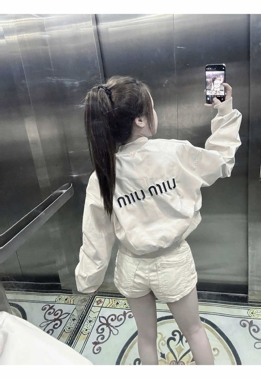 💎 Simple nhưng chất, năng động và cuốn hút! Outfit chuẩn chỉnh cho mọi cô nàng yêu phong cách trẻ trung.   🔥 