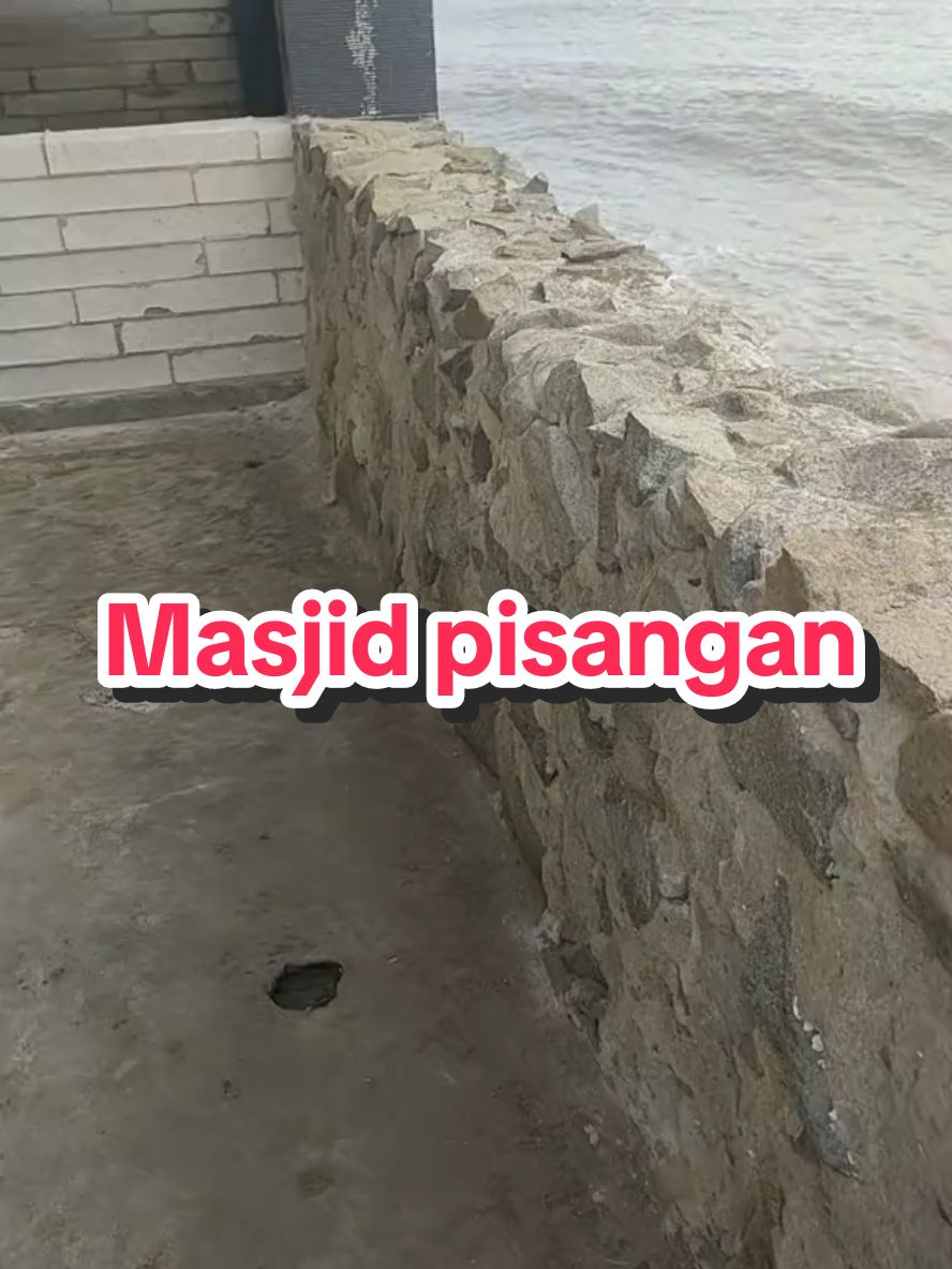 suasa di depan masjid Pisangan, syahdu ny di temani obak yang indah #masjidnuruljannah #masjid #pesisirlaut #pantaipisangankarawang #ombak #ombakbesar 