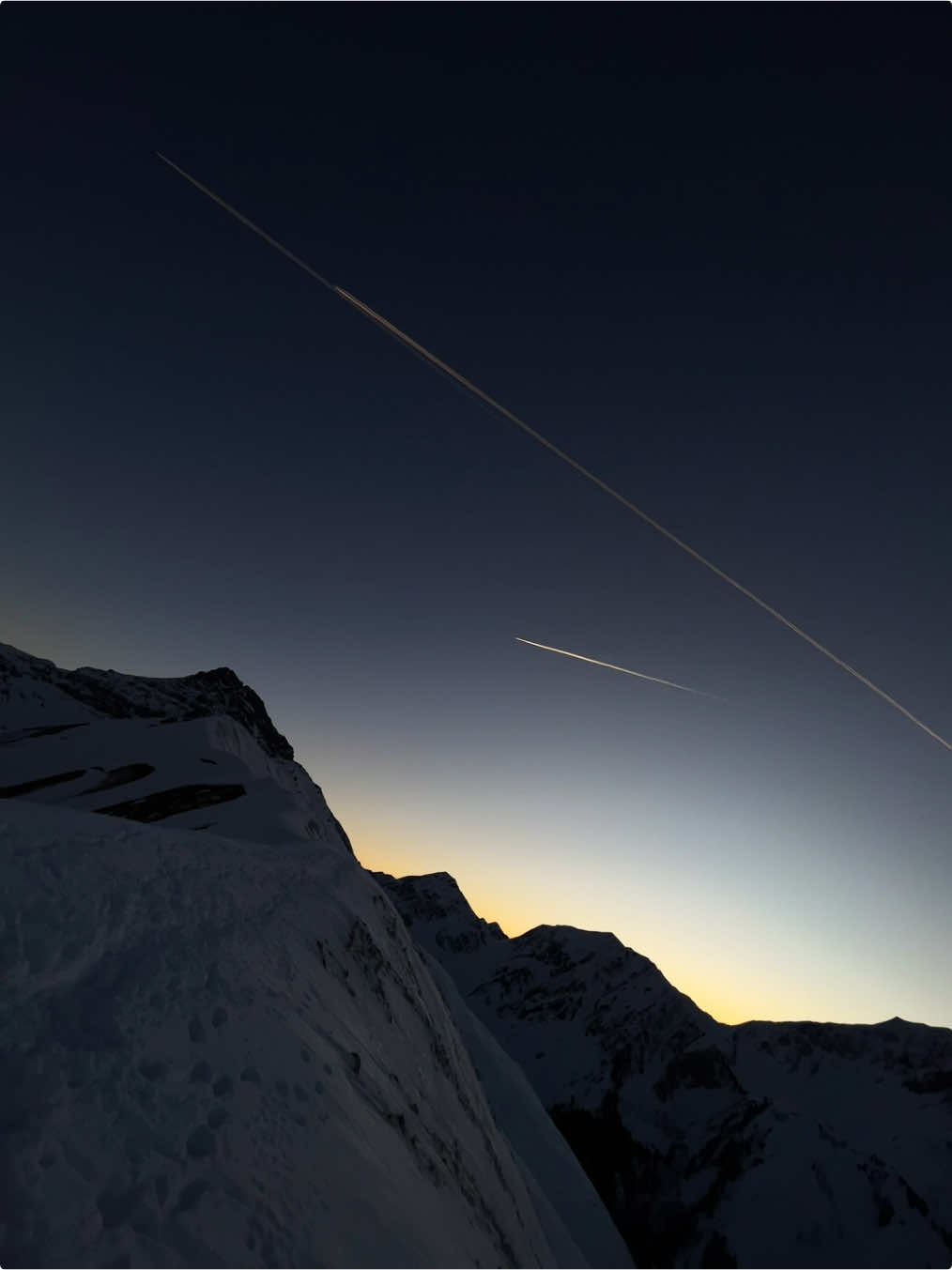 lost in space🏞️ #nature #real #dream #views #free #fyp #viral #sunset #summervibes #sonnenuntergang #Summer #warmersommer #hike #alps #mountains #scenery #mountain #explore #gorpcore #Hiking 