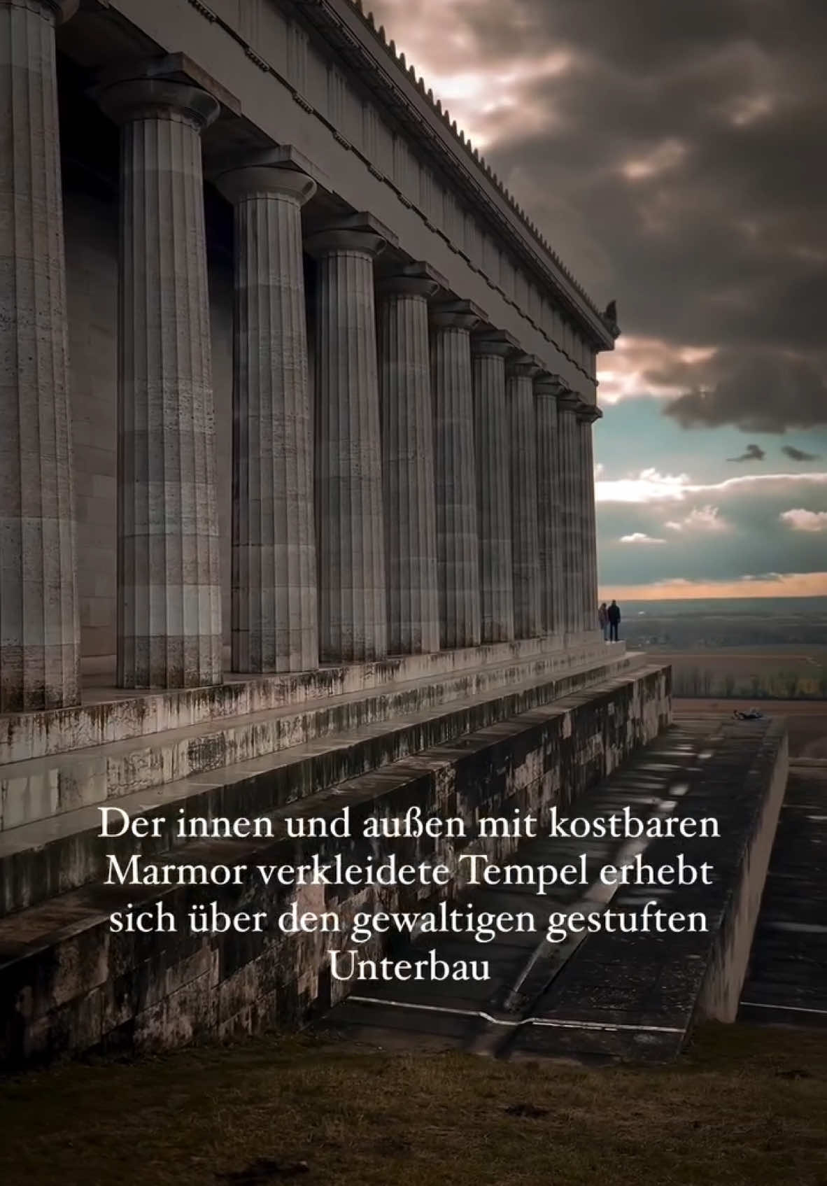 “Die Walhalla: Deutschlands Ruhmestempel” 🏛️ Hoch über der Donau bei Regensburg thront die Walhalla, ein imposanter Marmortempel, der an die griechische Akropolis erinnert. Erbaut zwischen 1830 und 1842 auf Befehl von König Ludwig I. von Bayern, ehrt sie berühmte Persönlichkeiten aus dem deutschsprachigen Raum. ⭐ Mit Büsten und Gedenktafeln würdigt die Walhalla über 200 Dichter, Wissenschaftler, Politiker und andere bedeutende Figuren. Sie ist nicht nur ein Denkmal für deutsche Geschichte und Kultur, sondern auch ein architektonisches Meisterwerk mit atemberaubendem Ausblick über die Donau. Heute zählt die Walhalla zu den schönsten Sehenswürdigkeiten Deutschlands und zieht jährlich Tausende Besucher an. #walhalla#regensburg#bayern#sehenswürdigkeiten 