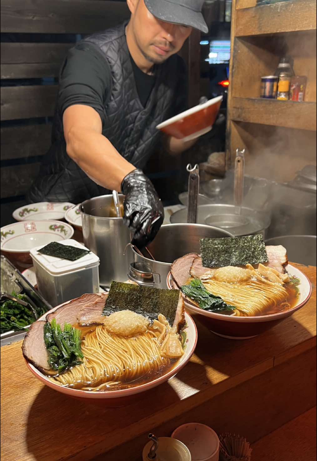 美しく美味しい屋台ラーメン！ ずっと行きたかった、 『しゅんやっちゃん』へ行って参りました。 □食べたもの ◯ チャーシューメン950円 美しいスープと美しい麺は あっさりしながらもしっかりコクがあり 麺も美味い！また行きたくなるラーメン屋さんでした🤤 是非『保存』して行ってみてちょ。 ご馳走様でした！ Beautiful soup and beautiful noodles Light yet rich The noodles are also delicious! It was a ramen shop that I would want to go to again. ——————————————— □店名 　しゅんやっちゃん □住所　 　東京都八王子市初沢町 1277-8 □アクセス 　高尾駅から徒歩圏内 　駐車場無　近隣に有料P有 □営業時間 　18時から23時 ※2024年投稿時点 ——————————————— #東京グルメ #屋台ラーメン #japanesefood #ramen #東京ラーメン #八王子グルメ