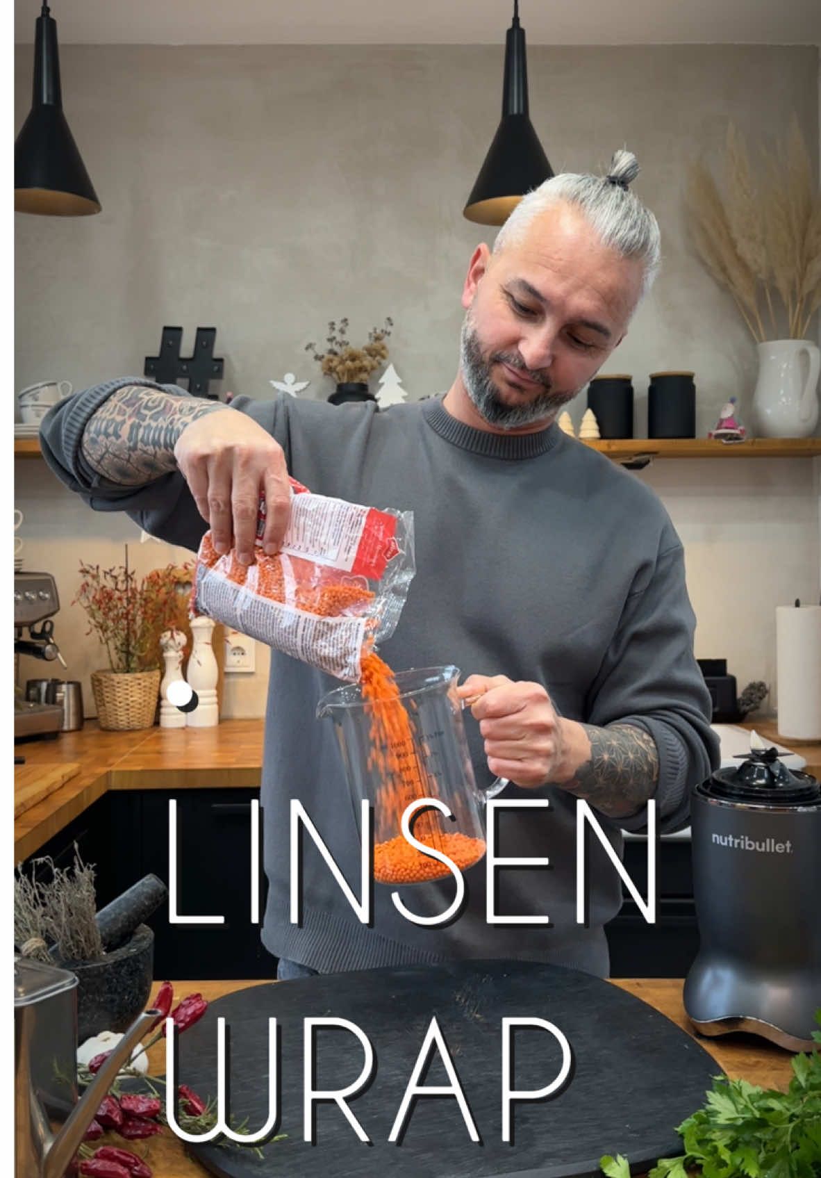 Linsen Wrap ///  Für 4-6 Wraps brauchst du: 150 g rote Linsen  250 ml Wasser  1 kleine Chilischote 1 kleine Knoblauchzehe 1/2 TL Salz 1 Handvoll Petersilie  Etwas Öl zum anbraten  Die Linsen mit Wasser bedecken und  für mindestens 3 Stunden einweichen. Nach dem Einweichen die Linse gut abspülen und in den Mixer geben. Die Chilischote, die Knoblauchzehe, das Salz und das Wasser ebenfalls in den Mixer geben. Alles zu einer glatten Masse pürieren. Die Petersilie hacken und unter den Linsenteig heben. Etwas Öl in einer Pfanne erhitzen und die Wraps nacheinander ausbacken. Jetzt kannst du deinen Wrap nach Belieben belegen. Ich habe meinen Wrap mit Frischkäse, gebratenen Champignons und Rucola belegt. Lass es dir schmecken! #tiktokfood #rezept #Recipe #tiktoknews #fyp #gesunderezepte 