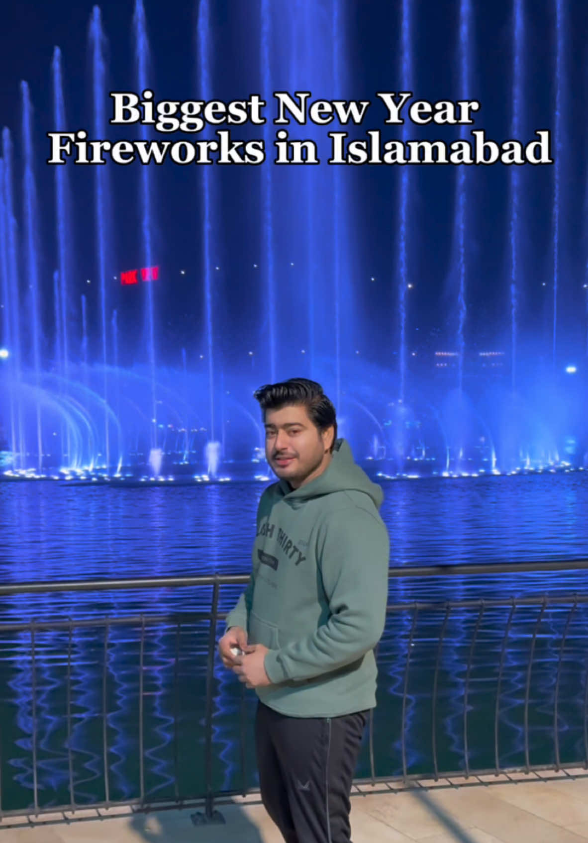 Share with someone with whom you want to visit 😍 📍 @parkviewcityisl Islamabad 🍕 🍔 @moodasfoodpk  Timing 6pm Onwards 31st Dec ,  Guys, if you haven’t experienced the dancing fountains with your family yet, make sure to do it because, trust me, this experience is totally worth it! #newyear #fireworks #foodies #parkview 