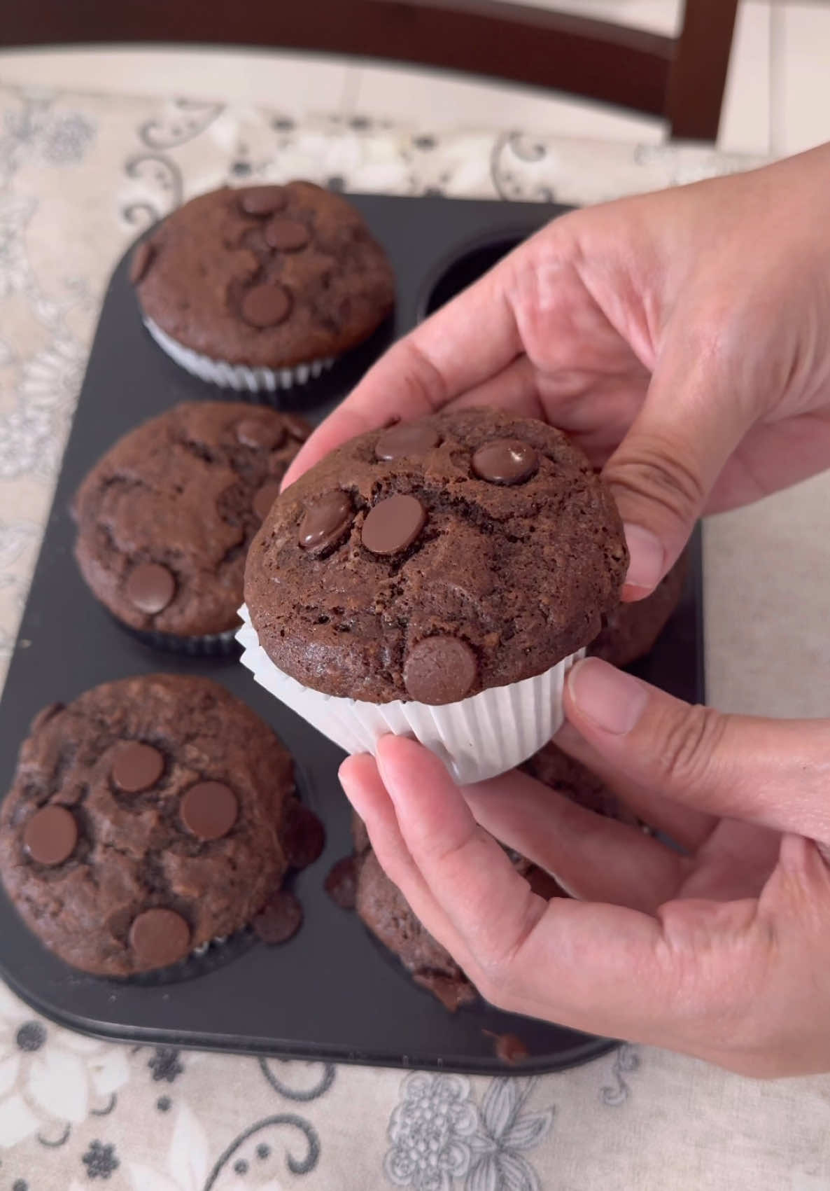 Chocolate banana muffins 😮‍💨 4 medium bananas (Pisang Berangan) 1 egg 100g plain yogurt 1 cup brown sugar  1/4 cup vegetable oil 1 tsp vanilla essence 1 & 1/4 cups all purpose flour  1/4 cup unsweetened cocoa powder  1 tsp baking soda  1/2 tsp salt    1 cup dark chocolate chips Bake at 180degrees celcius for 20-22 mins 💥