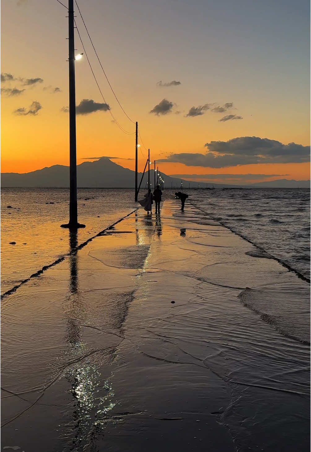 夕方、海に沈んでく道。 ここの日の入りエモすぎ... 📍長部田海床路 #長部田海床路 #熊本 #熊本県 #絶景 #熊本旅行 #九州 #日の入り 