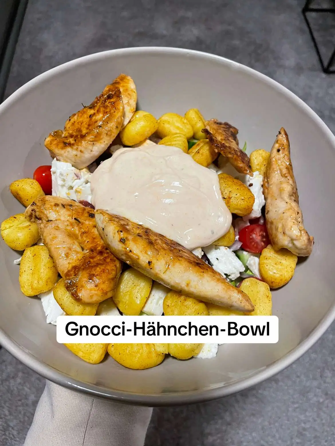 Innerhalb von 20min fertig und schmeckt super lecker und frisch.  Durch die große Menge an Salat, haben wir viel Volumen allerdings weniger Kalorien. Dadurch auch ein perfektes Essen zum abnehmen. Probiert es gerne aus! ✨🙏🏻 #bowl #gnocchi #hähnchen #fy #foryou #rezeptezumnachmachen #rezepte #rezeptideen #inspiration #ernährung #feierabend #ernährungstipps 