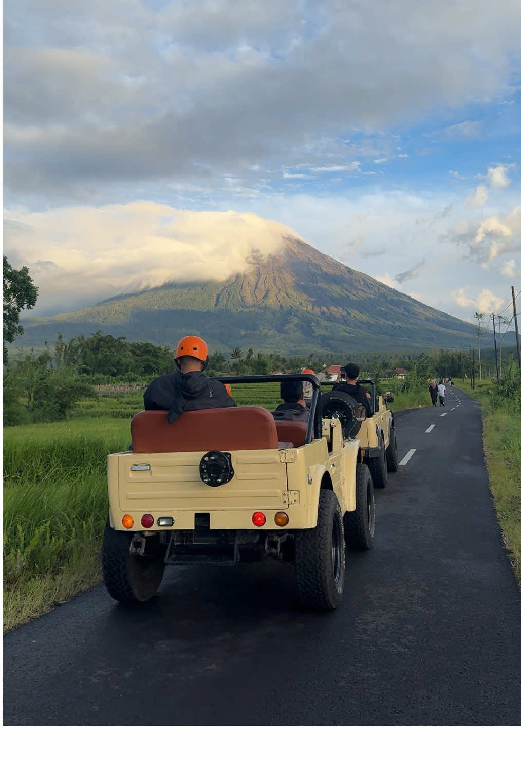 View nya unreal banget gak sih 😍 Untuk booking trip bisa pangsung chat admin di WA ya kak, link di bio  #dolanpronojiwo #lavatoursemeru #semerulavatour #pronojiwo #lumajang #jeeppronojiwo #jeeplumajang #sewajeep #sewajeeplumajang 