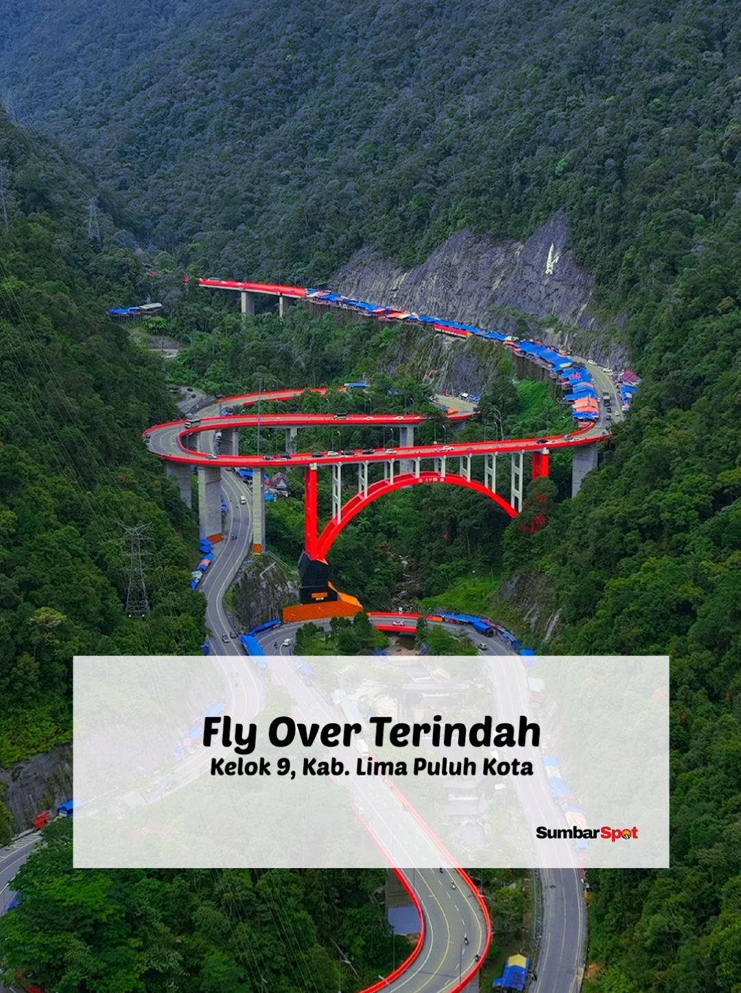 📍Fly Over Kelok 9, Kab. Lima Puluh Kota Satu Kata untuk Fly Over Kelok 9 Ko sanak !!😁 Fly Over Kelok 9, megah di tengah hutan Sumatera, mengapit perbukitan tinggi yang mengesankan. Sebuah karya infrastruktur yang tak hanya menghubungkan, tetapi juga menyuguhkan pemandangan alam yang luar biasa, menyatu dengan keindahan alam yang mengelilinginya. Menyusuri jalan ini seolah melintasi keajaiban alam dan teknologi, dengan latar hutan hijau dan pegunungan yang menjulang tinggi.