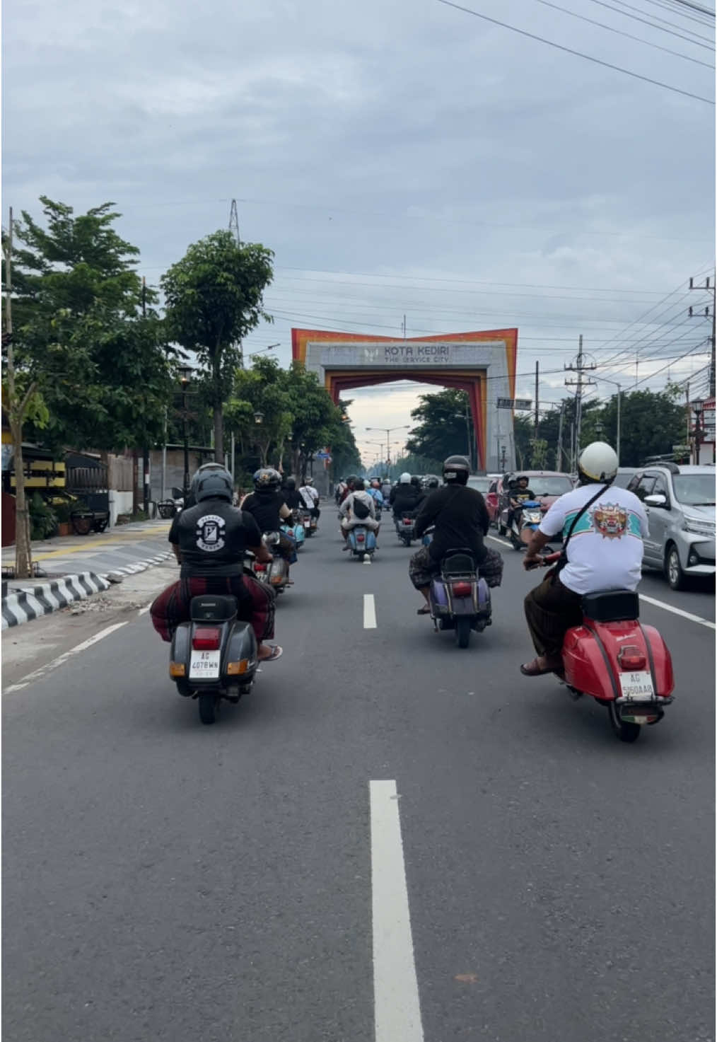 Kediri full sarungan #scootersarungan #scooter #scooterfyp #vespafyp #vespatua #vespatulungagung 