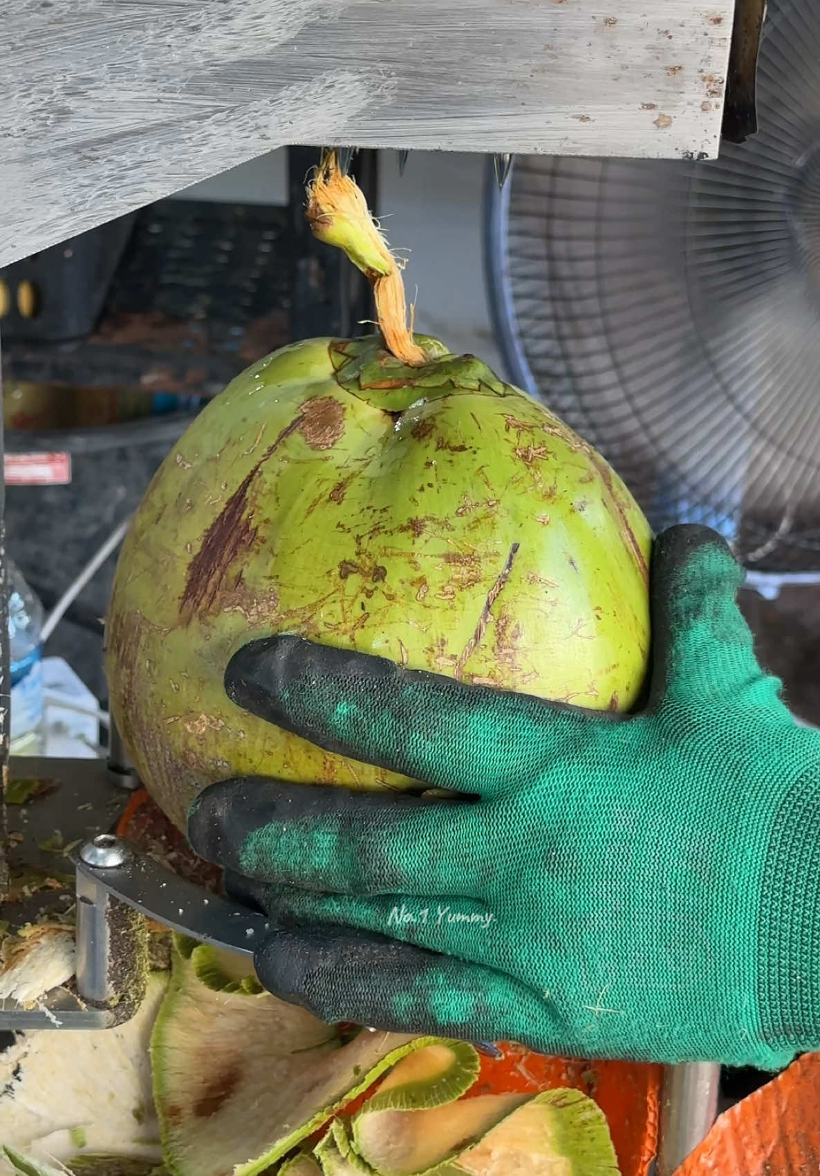 Amazing! Smart coconut cutting skills. #fruit #fruits #asmr #fooies #fyp #fypシ #thailand  📍พิกัด : ร้านแม็กเกษตรไทย มะพร้าวน้ำหอมบ้านแพ้ว อยุธยา ⏰ 08:00 - 19:30