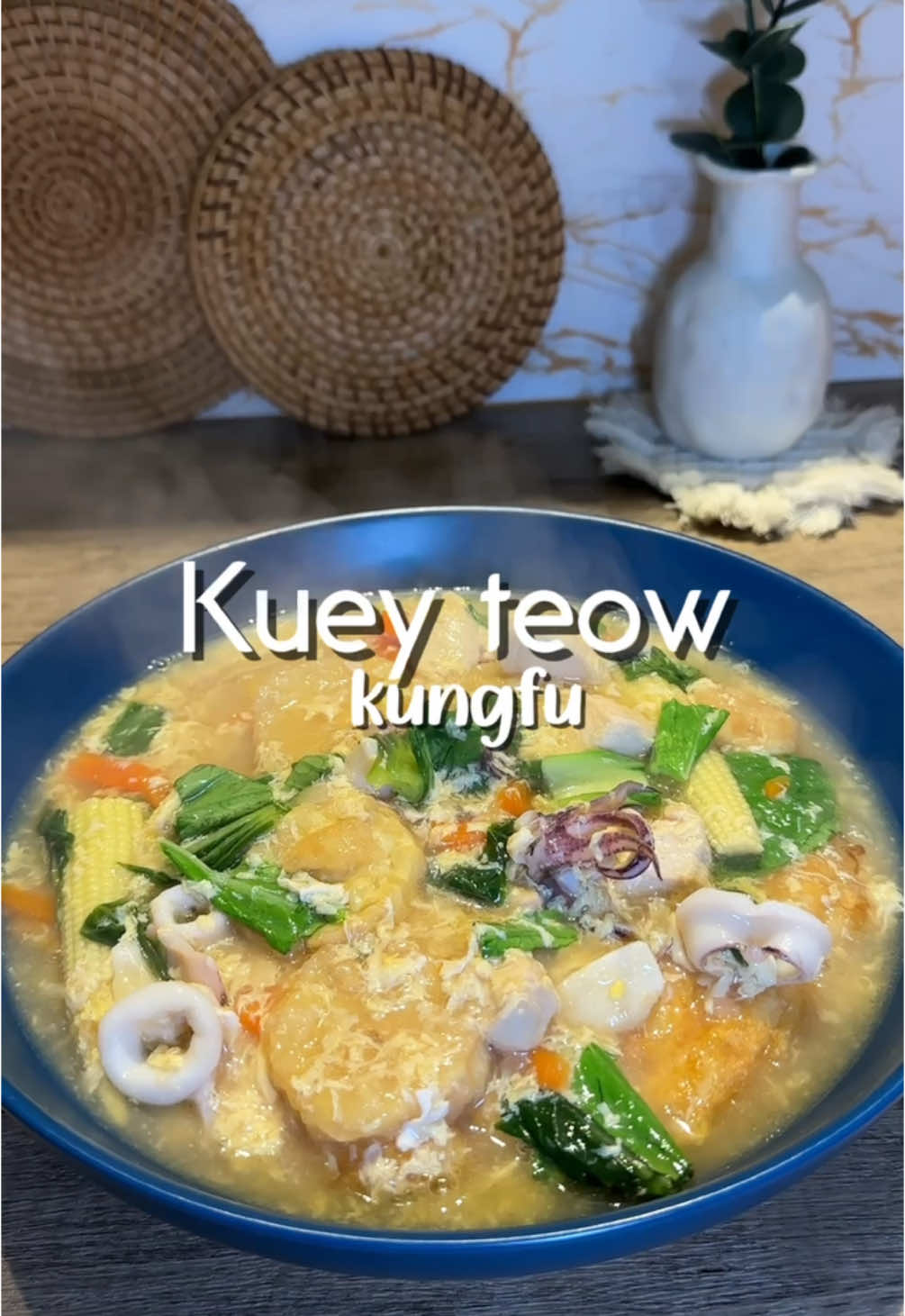 Kuey teow kungfu dijamin sedapp 🍜 📌 Bahan-bahan kuey teow  - kuey teow  - Sebiji telur - 1 sudu tepung jagung 📌 Bahan-bahan kuah  - 4 bawang putih (diketuk) - 4 cili padi (diketuk)  - Protein (ayam/sotong/udang) - Air secukupnya - 1 kiub ayam - 1 sdm sos tiram - Garam gula secukup rasa - Sayur (sawi,carrot,baby jagung) - 2 biji telur - Air tepung jagung - Tahu telur (digoreng dgn tepung jagung) #resepisimple #resepimudah #kueyteowkungfu #kueyteow   