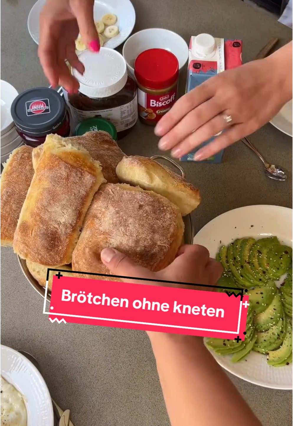 Rustikale Frühstücksbrötchen ohne kneten.😍 Eines meiner Lieblingsrezepte in 2024.☺️ Das Rezept findest du hier.👇🏼 Für 12 Brötchen benötigst du: •1000g Weizenmehl Typ00 oder Typ550 •620g kaltes Wasser •35g Olivenöl •25g Salz •6g frische Hefe 1️⃣Für den Teig das Mehl und das Salz in eine Schüssel geben und vermengen. Danach die Hefe im Wasser auflösen und das Hefewasser über das Mehl geben. Beginne alles miteinander zu verrühren und lasse den Teig 30 Minuten mit einem feuchten Küchentuch abgedeckt ruhen. 2️⃣Nach dieser Zeit das Olivenöl ergänzen. Anschließend den Teig mit leicht feuchten Händen von allen Seiten in die Mitte falten. Dehne und falte ihn in der Schüssel noch ein paar Mal. Diesen Vorgang wiederholst du im Abstand von 30 Minuten zwei Mal. 3️⃣Danach darf der Teig in einer geölten Schüssel über Nacht  bzw. 8-16 Stunden im Kühlschrank reifen. 4️⃣Tag 2: Ofen auf 250 Grad Ober- Unterhitze vorheizen. 5️⃣Verteile nun Semola oder Mehl auf deiner Arbeitsplatte stürze den Teig darauf und steche 12 rustikale Teiglinge ab. Positioniere diese anschließend auf einem Backblech mit Backpapier. 6️⃣Gebacken wird für etwa 20 Minuten mit viel Dampf. Danach noch ca. 30 Minuten auf einem Gitter auskühlen lassen und genießen. Wünsche euch viel Spaß beim Nachmachen und Guten Appetit.❤️ 