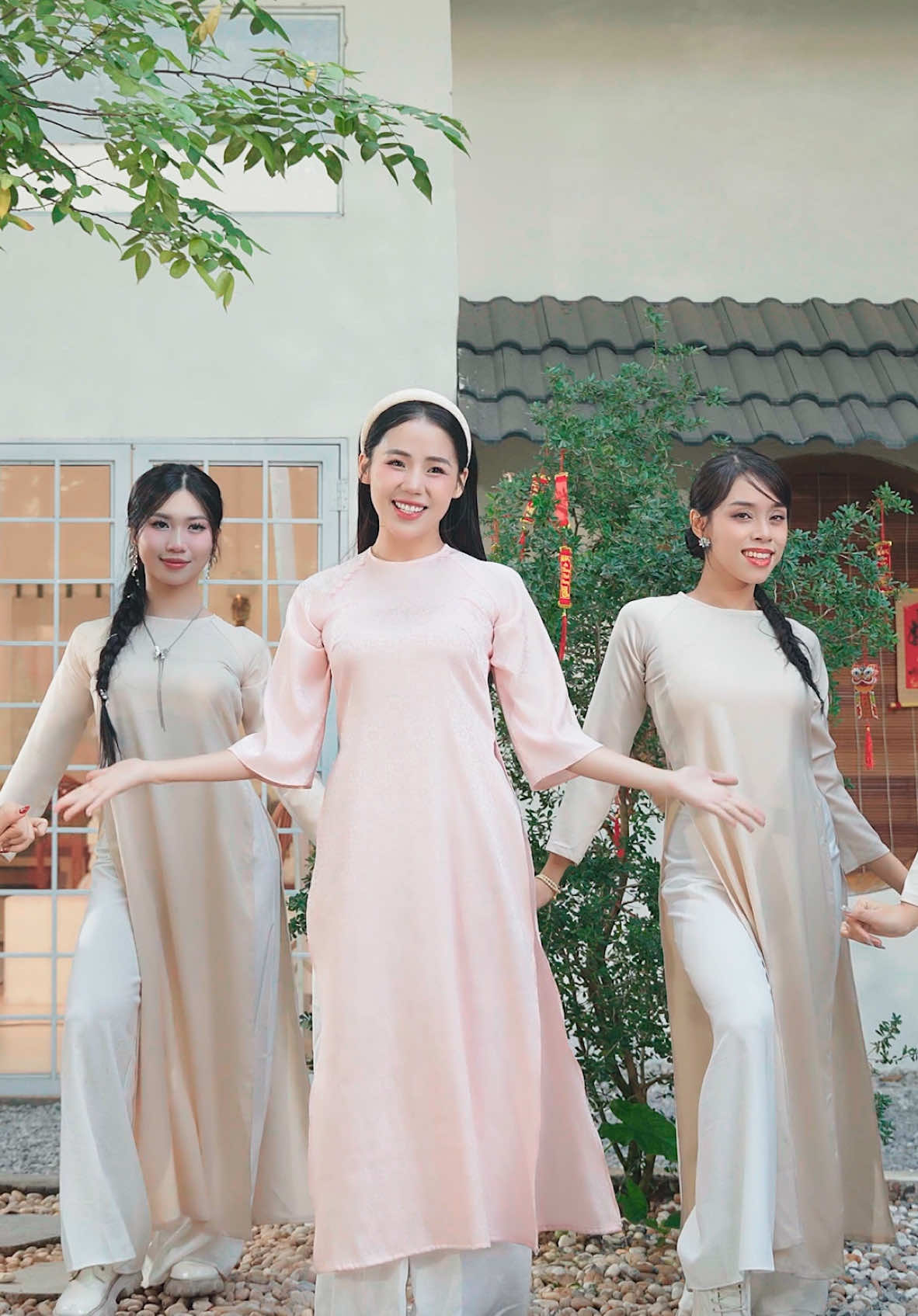 Và em đã biết nói tiếng yêu đầu tiên…🌸#thithammuaxuan #ngocchau #mylinh #huongly #chidepdapgioresong #tiktokgiaitri #behindthesong #fyp #viral #nhacxuan #nhactet #nhacxuan2025 