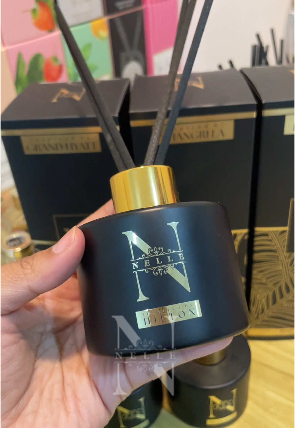 Replying to @Mem sikin Wahh bestnya rumah sentiasa bau macam hotel 5 star 😍 lurvee sangat tau #shoppinghaul #nelle #nellebeauty #nellebeauty💇🏽‍♀️💅 #nellebeauty💇🏽‍♀️ #perfumetiktok #terpalingpewangirumah #pewangitandas #endyearsale #paydaysale #pewangioffice #pewangirumah #scenteddiffuser #inspiredbygrandhyatt #inspiredbyshangrila #inspiredbyhilton 