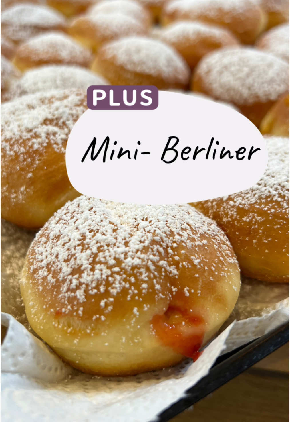 Mini-Berliner für Silvester – Einfach himmlisch! 🎉🍩 Silvester steht vor der Tür und was darf nicht fehlen? Luftige, süße Mini-Berliner! Perfekt zum Snacken und Selbermachen. 😍 👉 So geht's: 1️⃣ Hefeteig vorbereiten: * Milch lauwarm erhitzen, Hefe auflösen. * Mehl, Salz & Zucker mischen, Mulde formen, Hefemilch hineingießen. * Butter & Eigelb dazu, zu einem glatten Teig kneten. * Auf bemehlter Fläche per Hand weiterkneten, dann 1 Stunde abgedeckt gehen lassen. 2️⃣ Taler formen: * Teig 1,5 cm dick ausrollen, mit Ausstecher oder Tasse Taler ausstechen. * Auf Backpapier legen und 20 Minuten gehen lassen. 3️⃣ Frittieren: * Butterschmalz auf 170 °C erhitzen. * Taler portionsweise 1–2 Minuten pro Seite goldbraun frittieren. * Auf Küchenpapier abtropfen lassen. 4️⃣ Füllen & Bestäuben: * Marmelade mit einem Spritzbeutel einfüllen. * Mit Puderzucker bestäuben – und fertig! 🤩 Das Ergebnis: Kleine Berliner, die zart, fluffig und unwiderstehlich sind! Ideal für euren Silvesterabend. 🎆   Das ganze Rezept findest du auf Chefkoch.de unter dem Titel „Mini- Berliner“  #SilvesterSnacks #MiniBerliner #FoodReel #Selbstgemacht #Rezeptideen #BackenMitLiebe