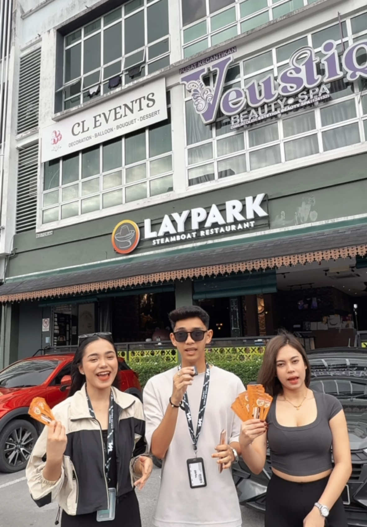 Ada berita penting untuk semua followers Laypark steamboat! Kinektok sedang berlangsung pemberian voucher & lucky draw. Jum makan sambil menang disitok. Jangan lupak tag kawan-kawan kitak okey 🤩 #viralplacevideo #layparksteamboat #steamboat #repost #fyp #fypシ #kuchingsarawak #makansampaikenyang 