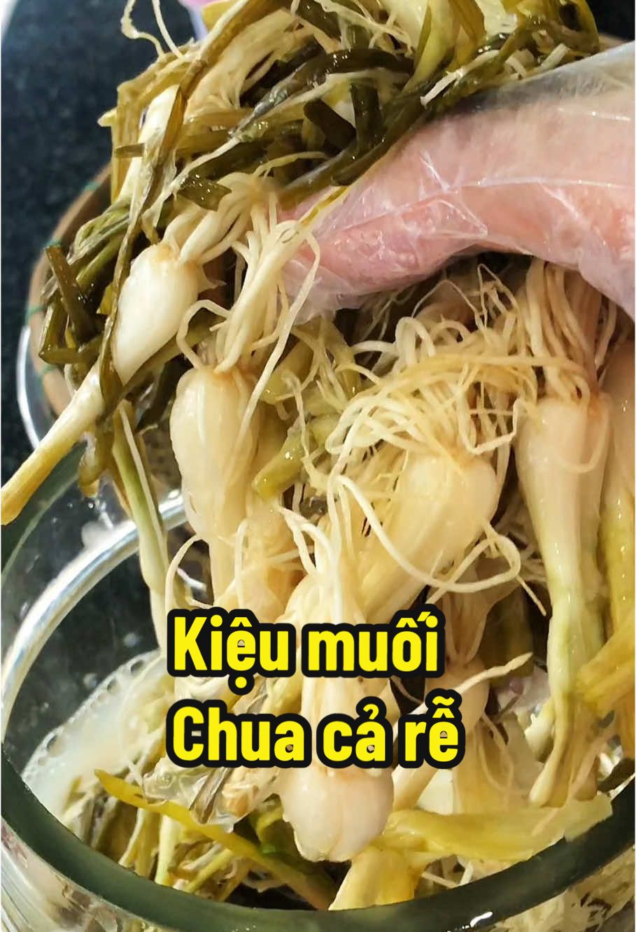 Kiệu muối chua cả rễ cuốn bánh tráng, thịt ngâm mắm ngon lắm# #xuhuongtiktok # #LearnOnTikTok # #naungonanngon # #hangduong82 #