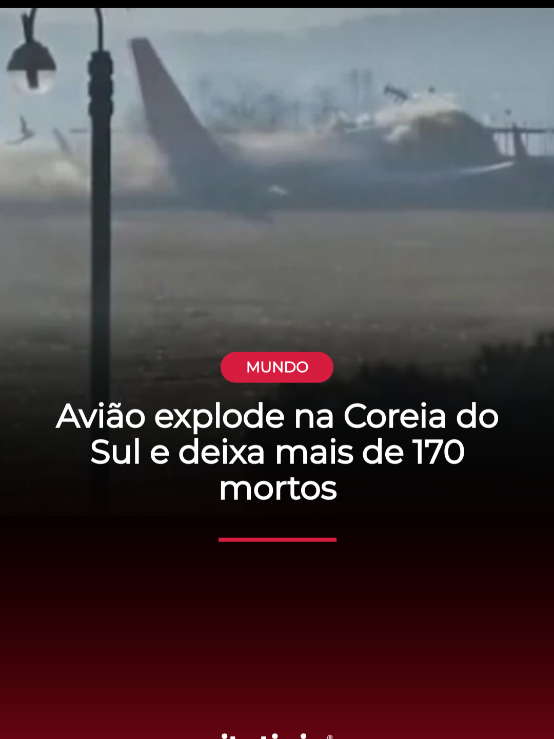 MUNDO | Acidente com avião deixou pelo menos 176 mortos na Coreia do Sul neste domingo (29), após sair da pista, bater em um muro e explodir no Aeroporto Internacional de Muan, na Coreia do Sul. A aeronave seguia de Bangkok, na Tailândia, para a cidade localizada no Sul do país. De acordo com informações da imprensa sul-coreana, o acidente ocorreu por conta de uma falha no trem de pouso, que pode ter sido causada por uma colisão com pássaros. Pelo menos 30 bombeiros foram acionados e enviados ao local. Os militares confirmaram que pelo menos 176 pessoas morreram. A aeronave transportava 181 pessoas, sendo 175 passageiros e seis tripulantes. Ainda segundo os bombeiros, o avião, um Boeing 737-800 da companhia aérea Jeju Air, ficou “quase completamente” após a colisão. O incêndio já foi controlado, mas o aeroporto está fechado para pousos e decolagens. 📲 Leia mais em itatiaia.com.br 📸 TV Estatal da Coreia do Sul #MUNDO #Coreiadosul #avião