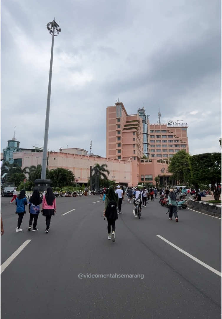 POV. Car Free Day Simpang lima semarang #videomentahan #mentahan #semarang #cfd #cfdsemarang #cfdsimpanglima #carfreeday #simpanglimasemarang 