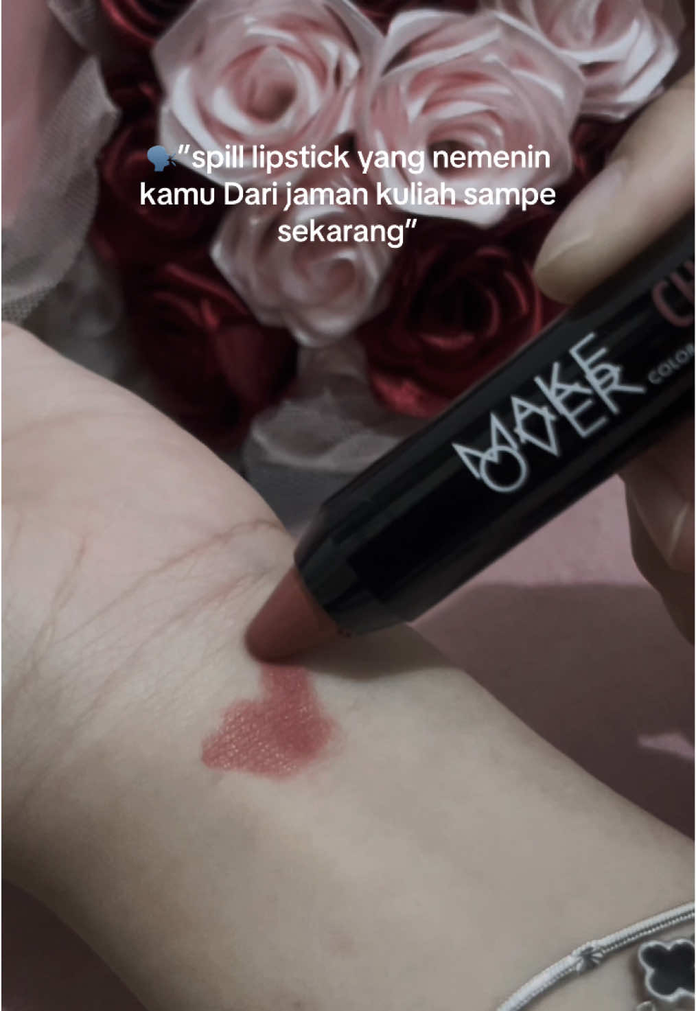 jujur dari jaman kuliah sampe kerja dan punya anak selalu wajib kudu punya shade ini #makeoverid #chloe #lipcrayon #crayon #lip #inspirasiparagon #fyp #CapCut 